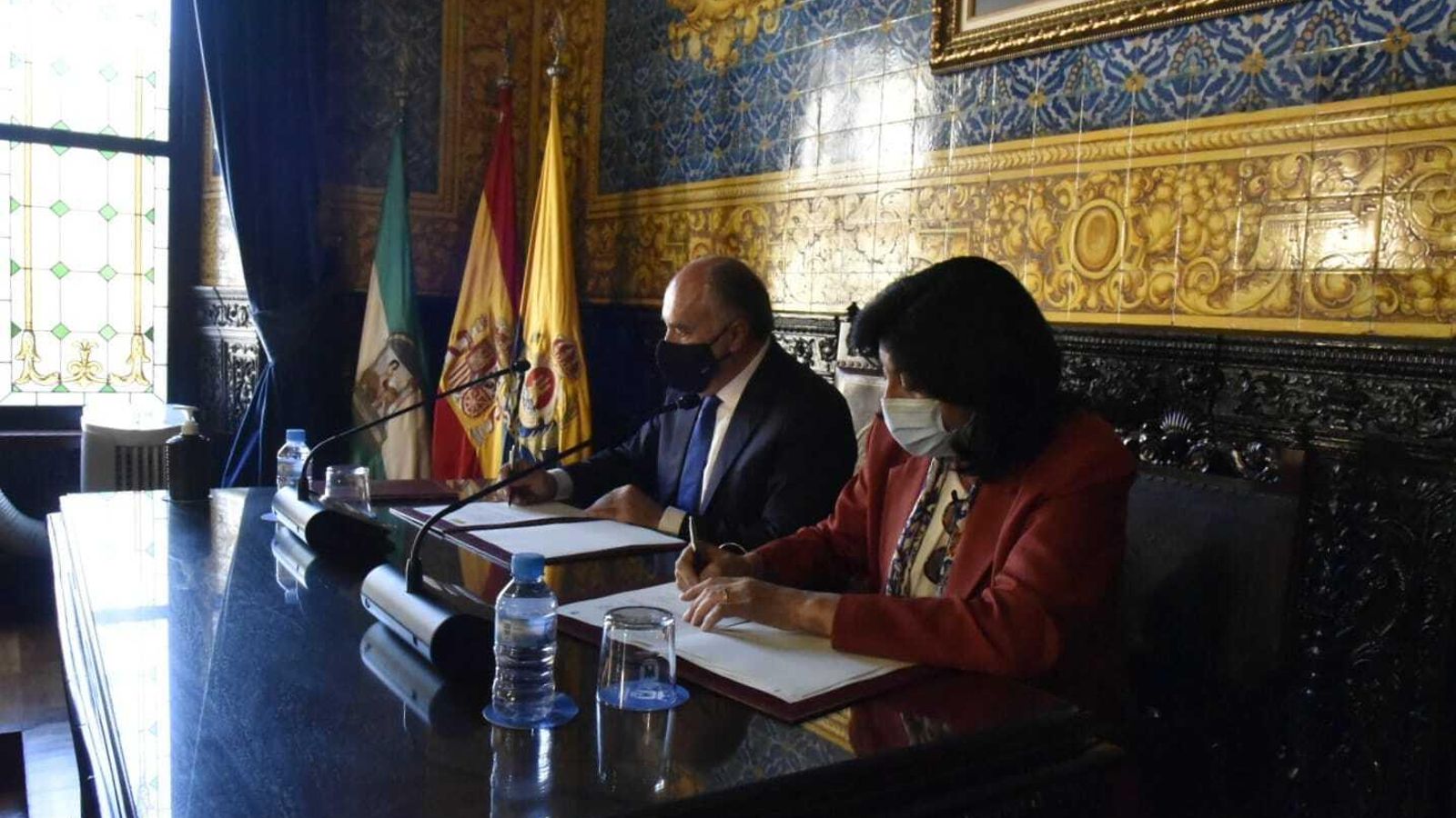 Landaluce y Casteleiro firman el protocolo.