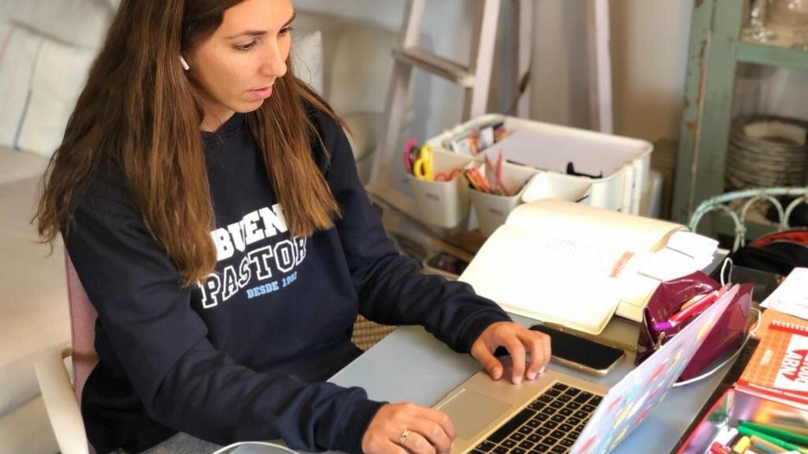 Docente del Buen Pastor impartiendo una asignatura 'on line'.