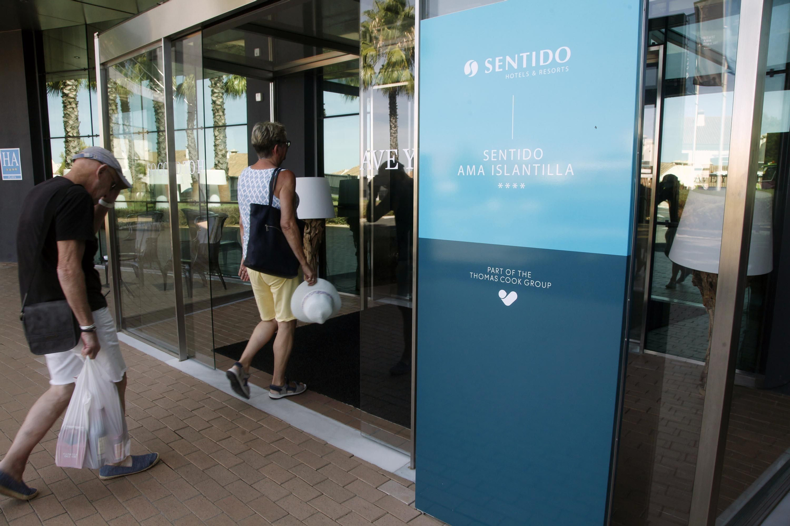 Dos turistas entran en el hotel Sentido AMA Islantilla.