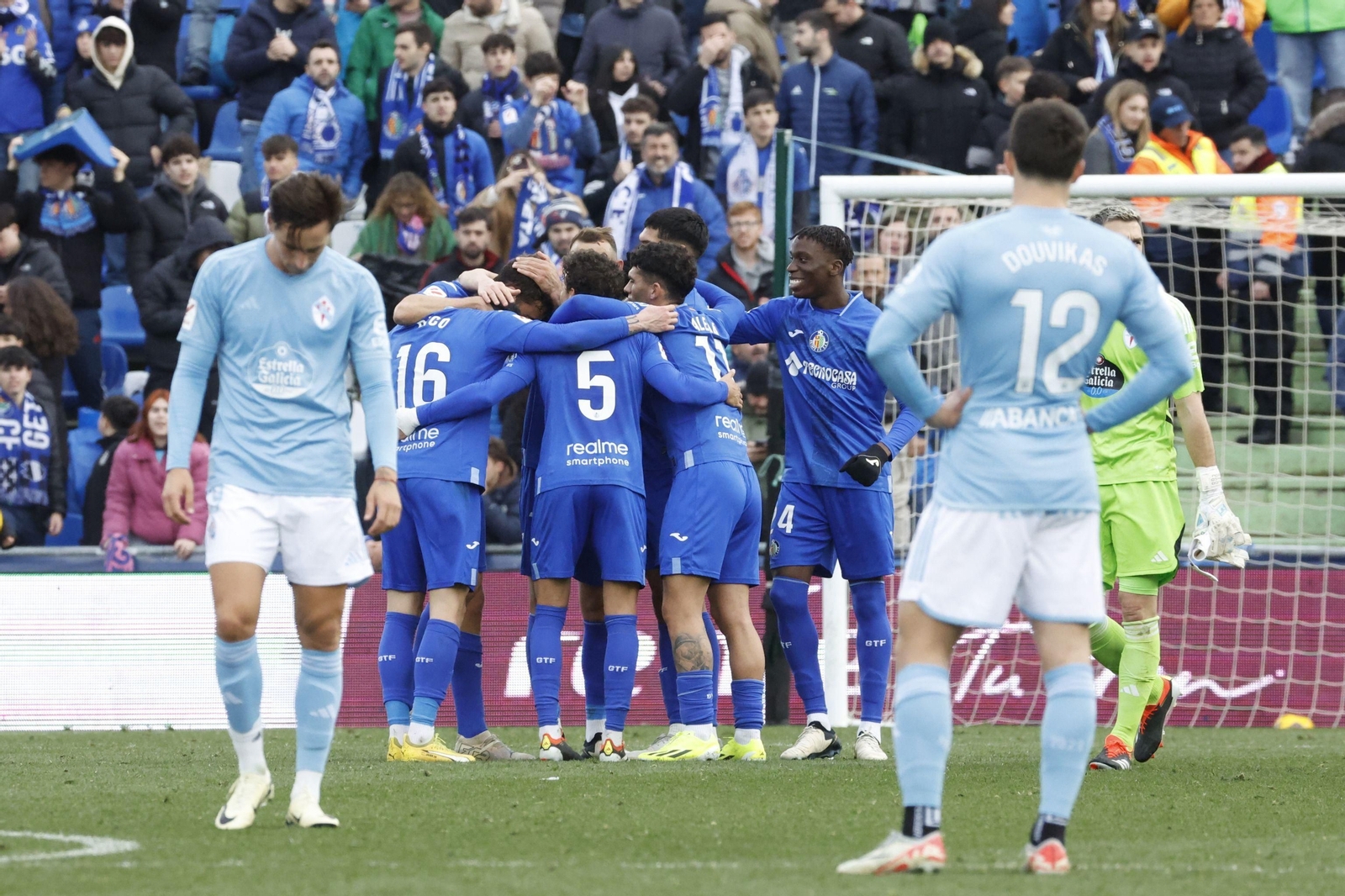 Jugadores del Getafe celebran un gol en el duelo ante el Celta.