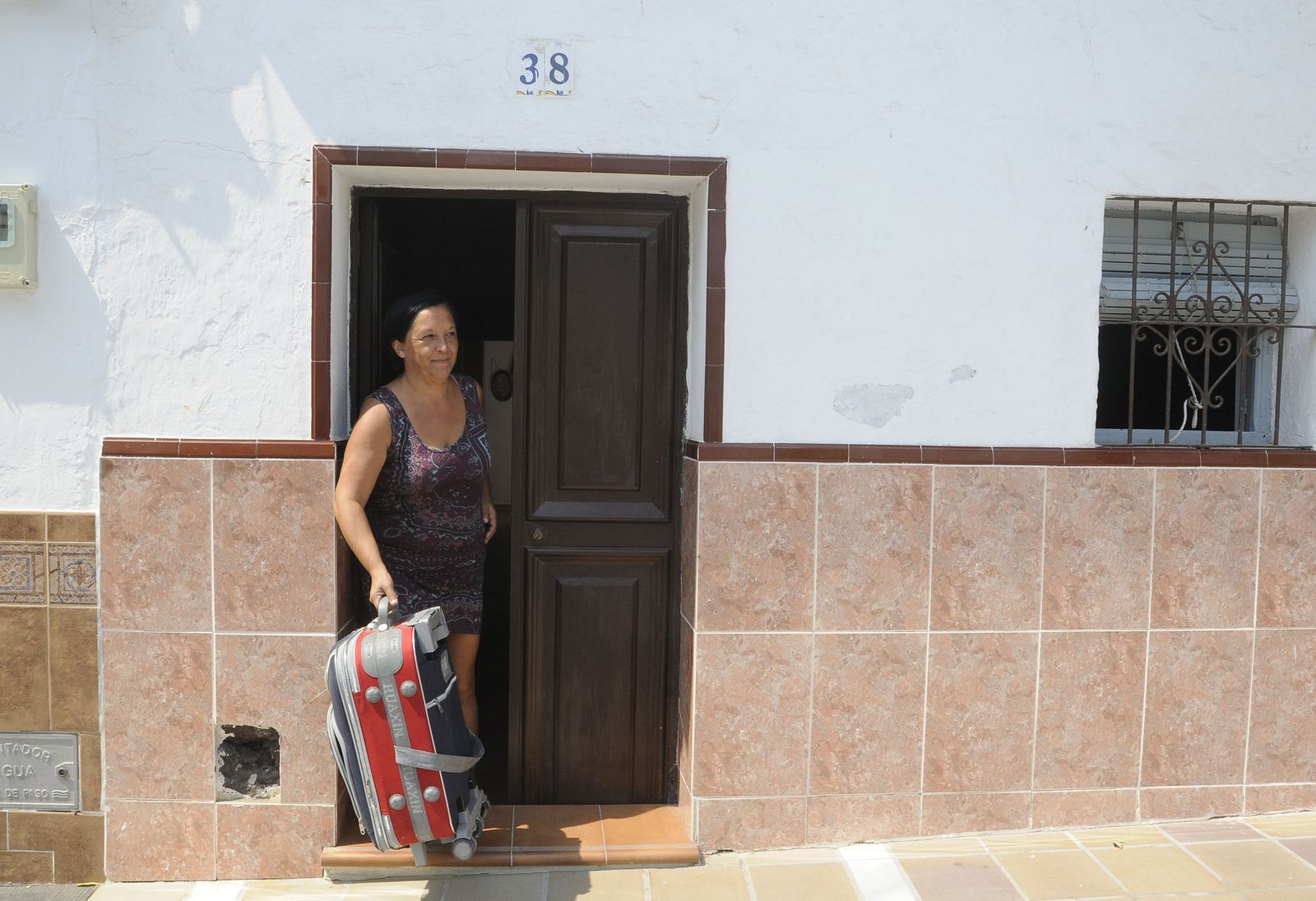 Una mujer de Trebujena (Cádiz) despide a un familiar que emigra para trabajar.
