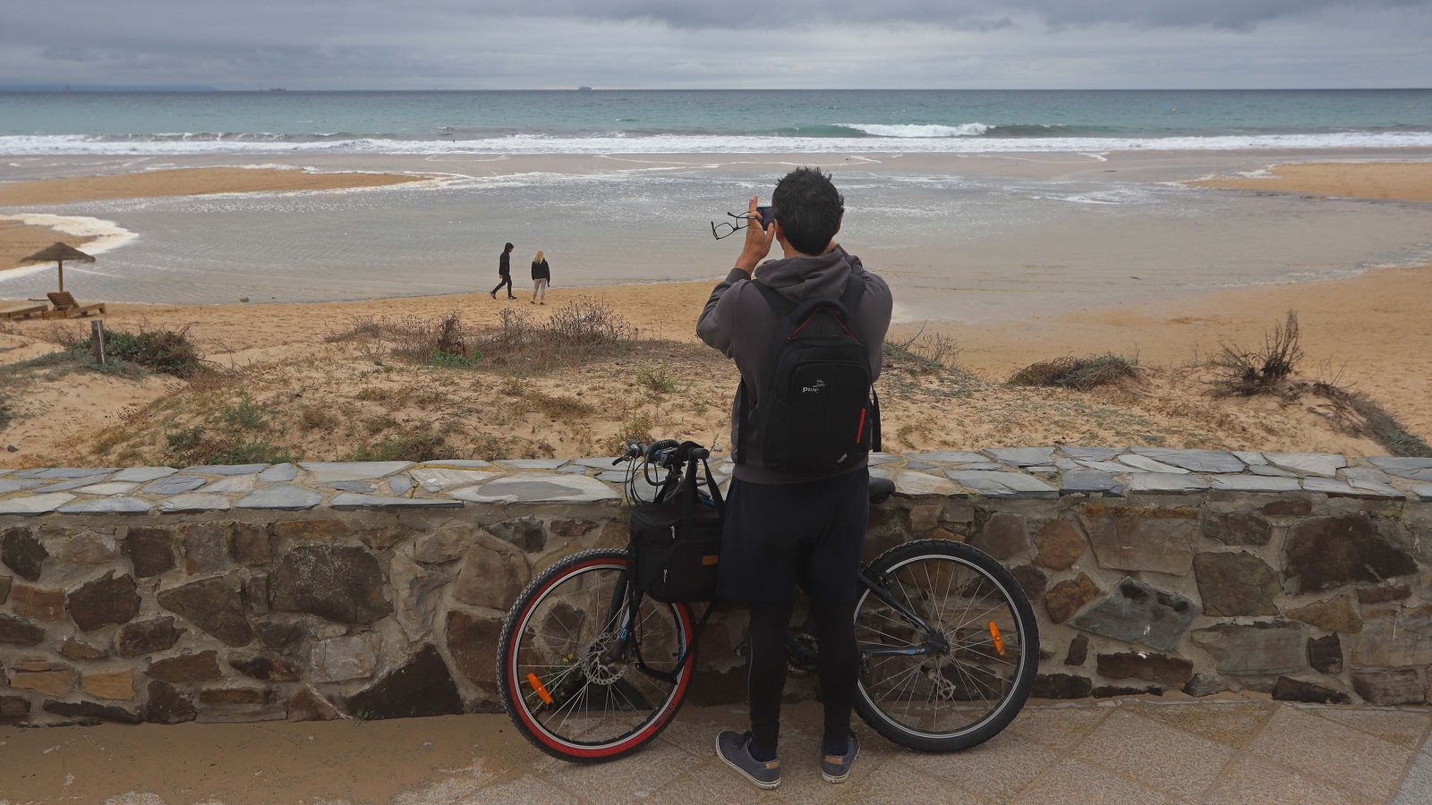 Fotos de la marea alta en la playa de Los Lances