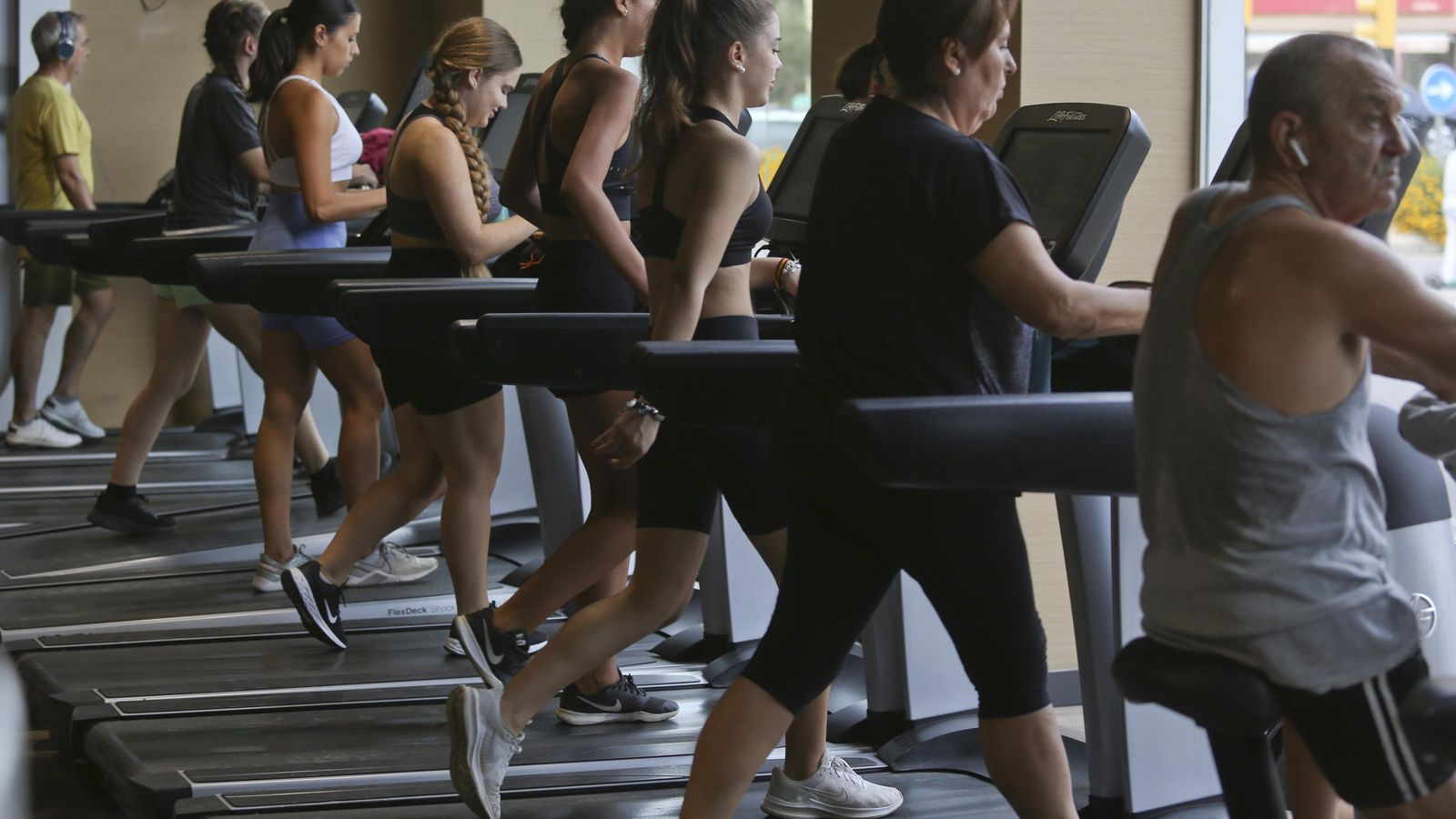 Malagueños entrenando en cintas de correr.