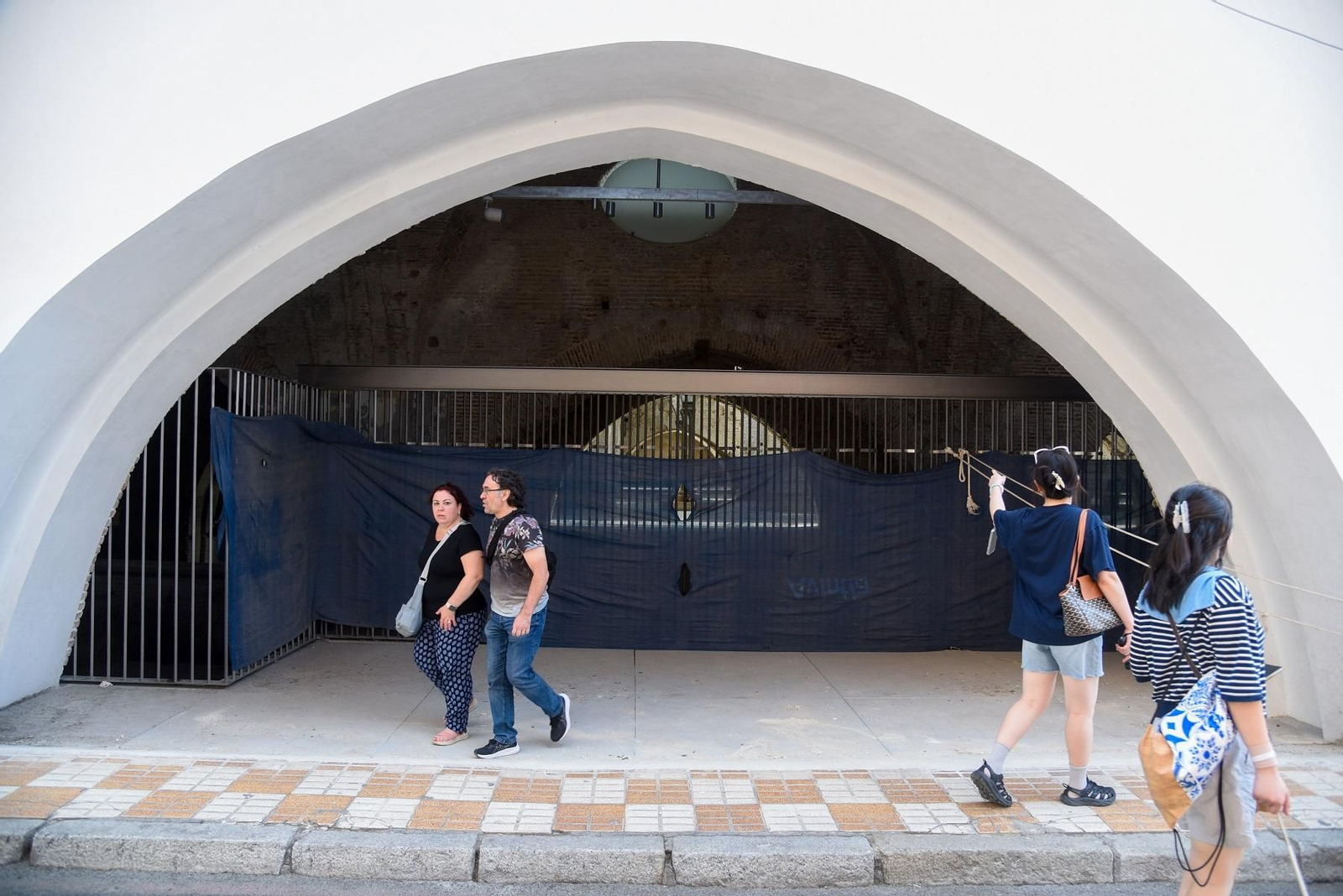 Las Atarazanas se hacen permeables a la calle Dos de Mayo.