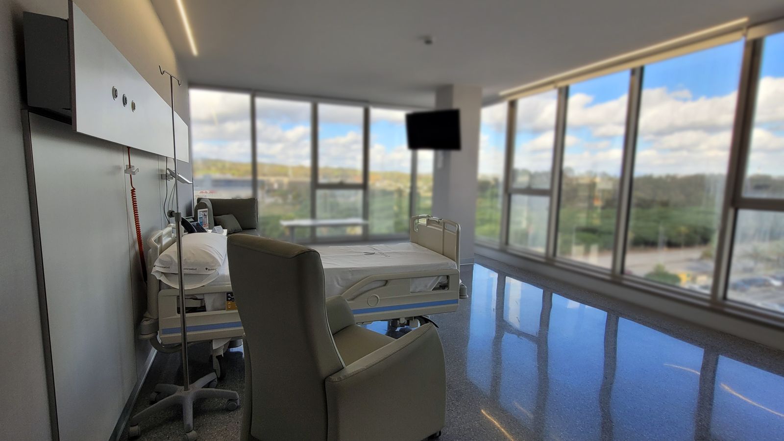 Una de las nuevas habitaciones del hospital Quirónsalud Campo de Gibraltar