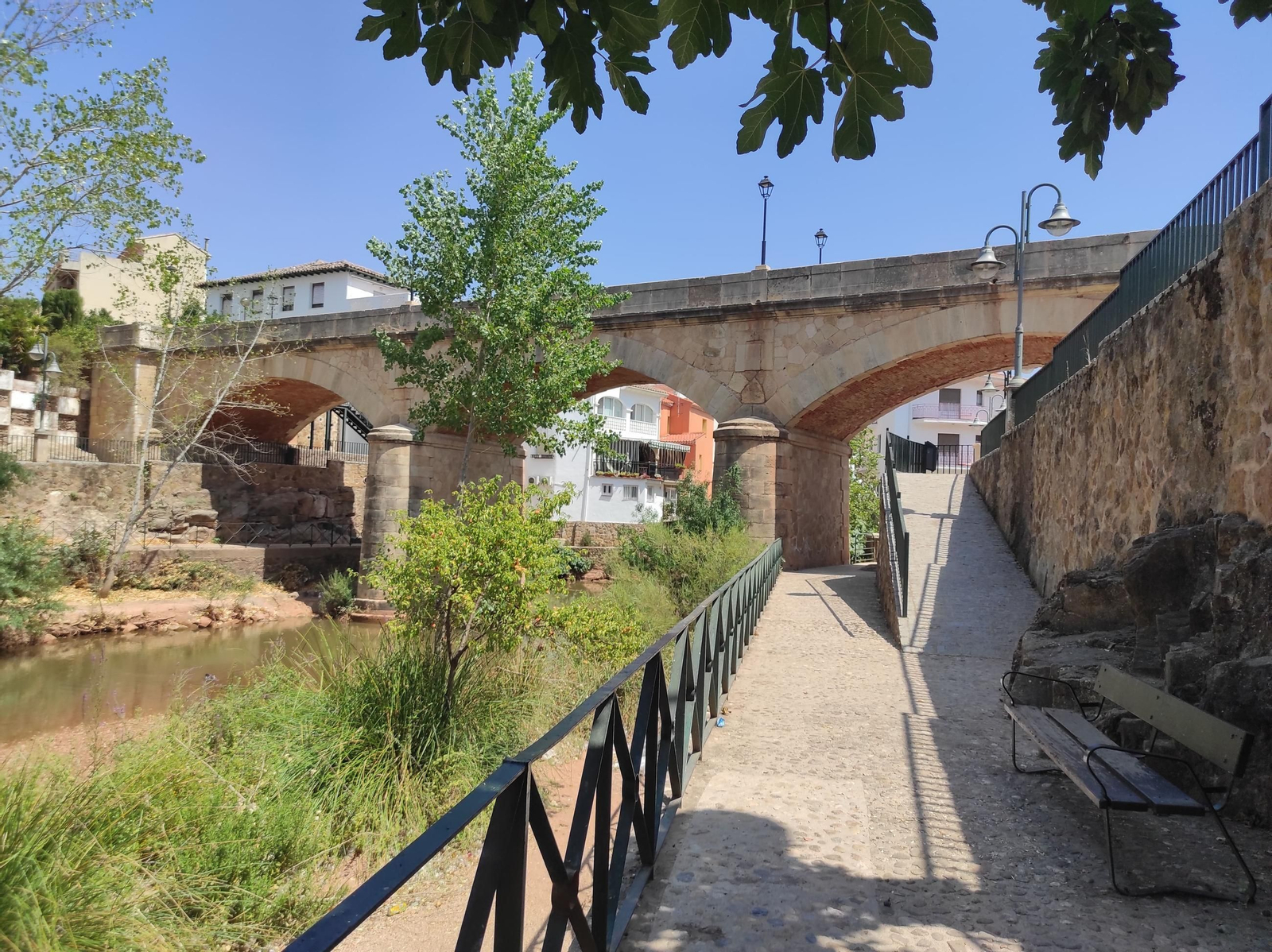 Disfruta de un paseo a orillas del río Guadalimar lleno de arte y rincones únicos.