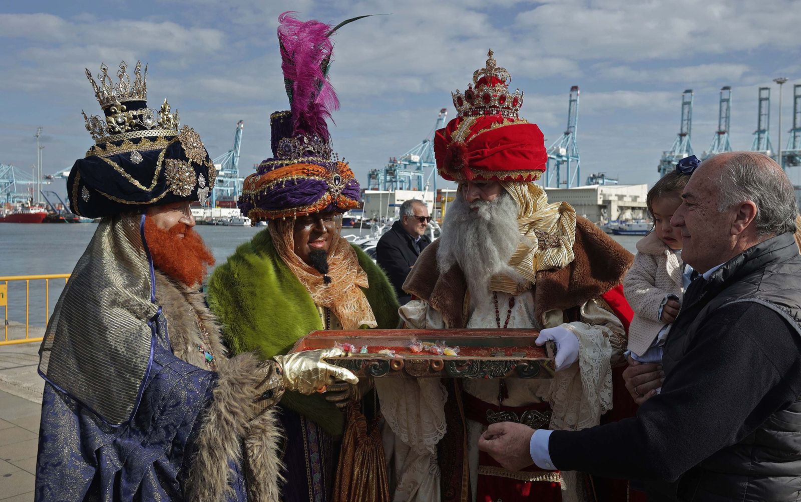 Búscate en el multitudinario arrastre de latas 2026 en Algeciras