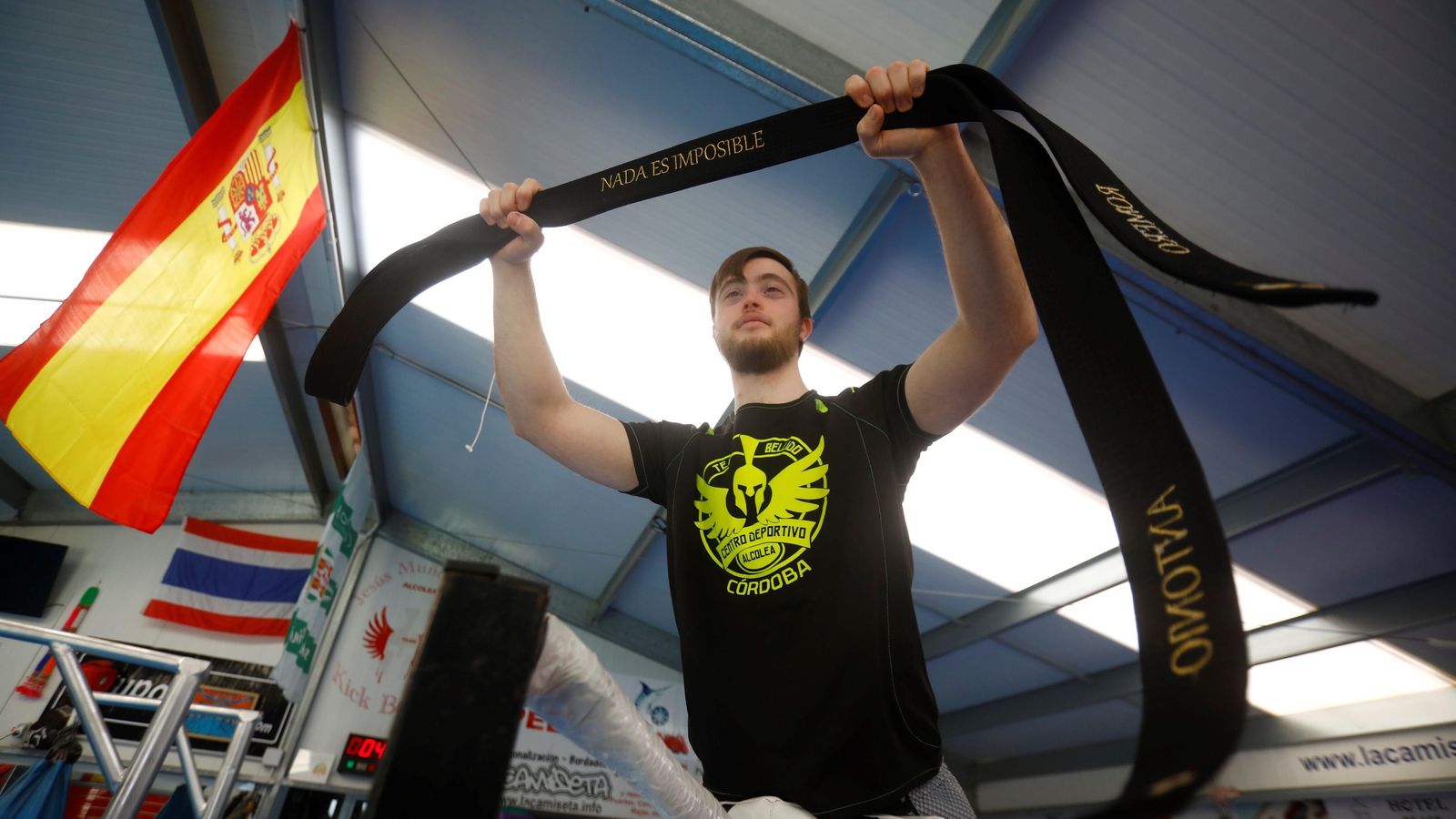 Antonio Romero muestra su cinturón negro con el lema 'Nada es imposible'.