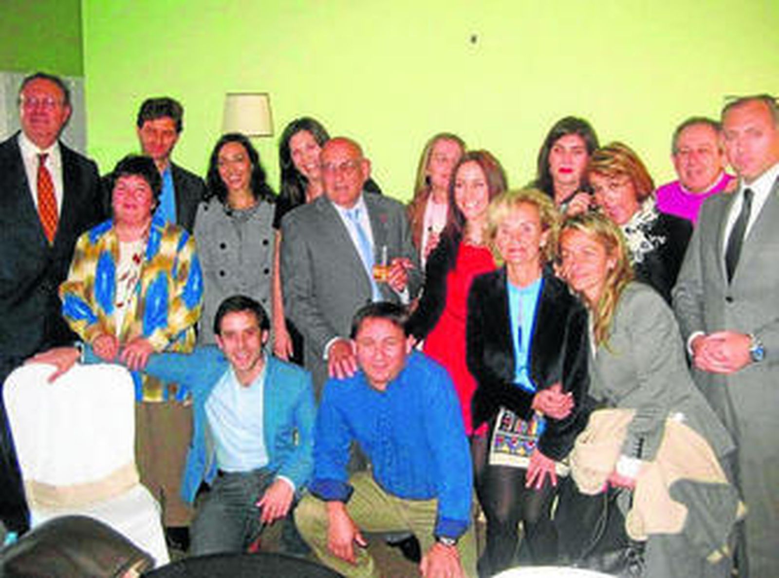 Antonio Campos, con sus compañeros el día del homenaje.