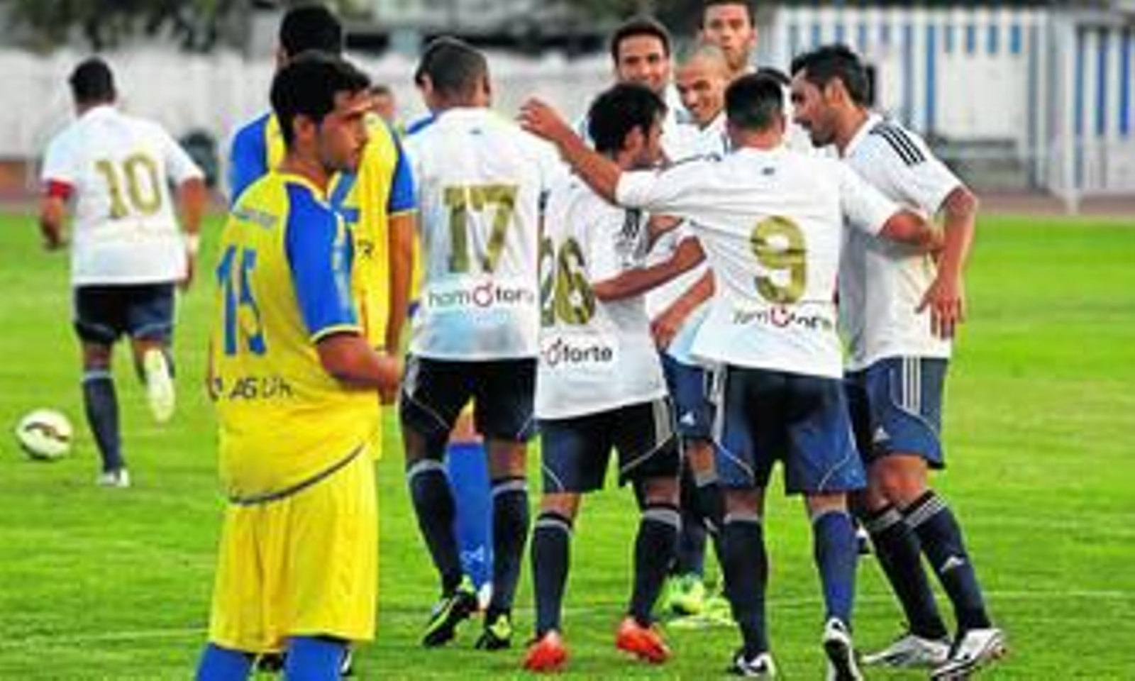 1. Los jugadores albiazules celebran con Josmar Zambrano el tanto logrado por el centrocampista recreativista. 2. Joselu controla de espaldas un balón en presencia de un jugador del Isla Cristina. 3. Oltra da instrucciones a los suyos.