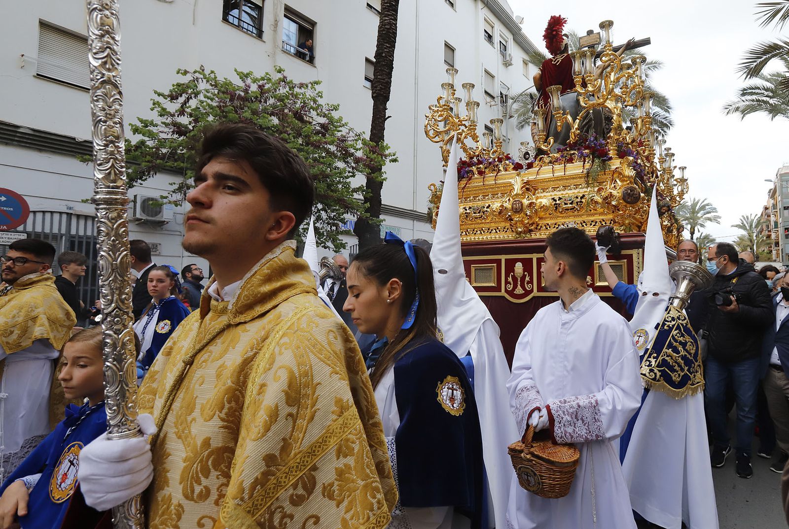 La Hermandad de la Sagrada Lanzada hace su estación de penitencia por las calles de Huelva