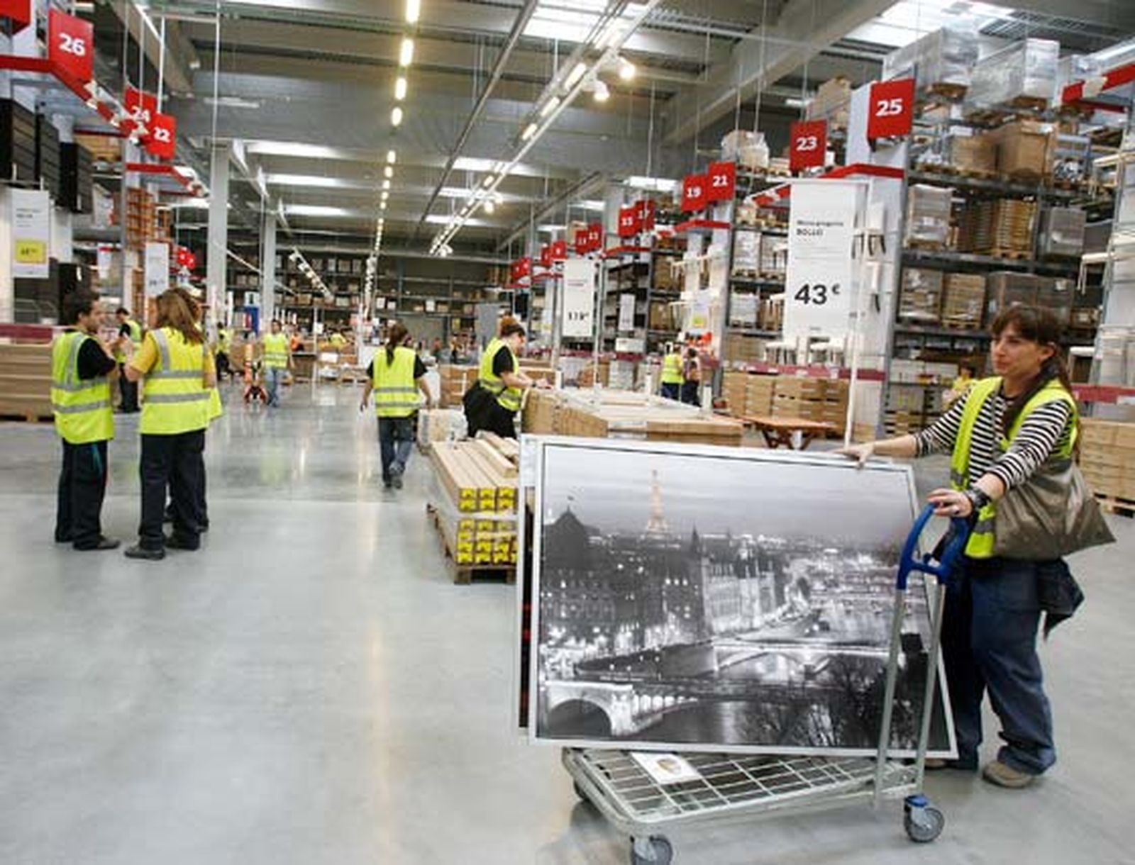 Últimos preparativos antes de la apertura de la tienda.

Foto: Pascual