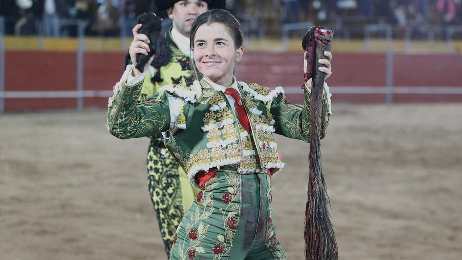 Miriam Cabas paseando sus trofeos