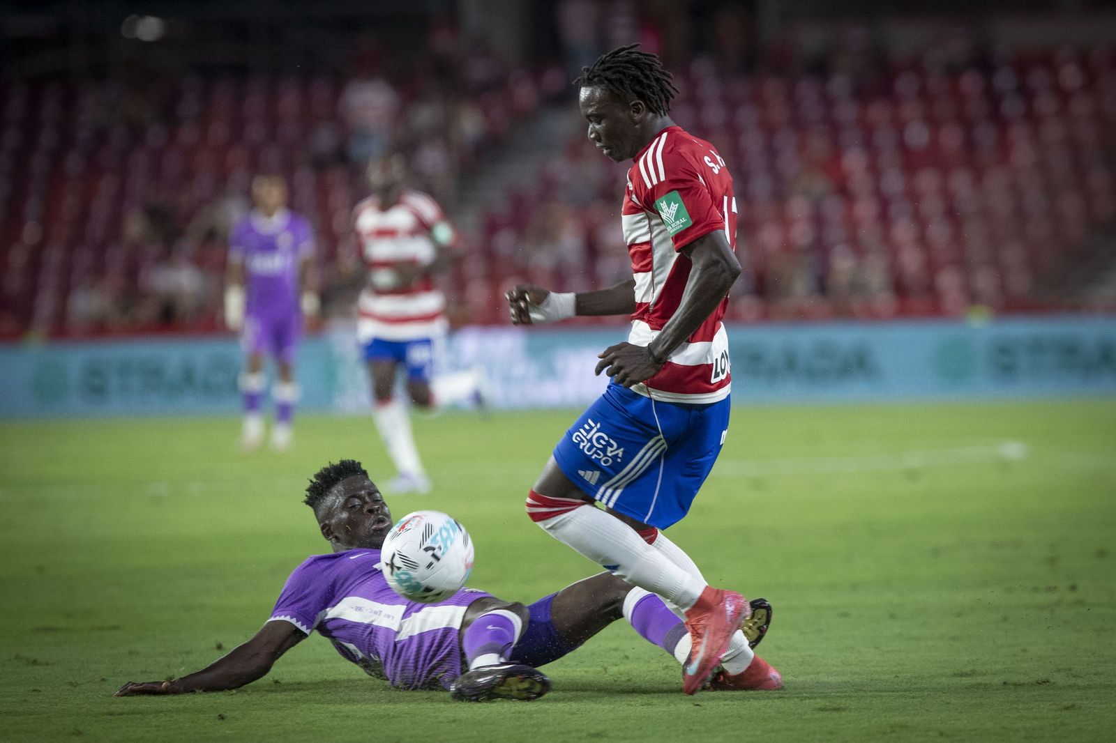 Jugada de Faye en un partido en el Nuevo Los Cármenes