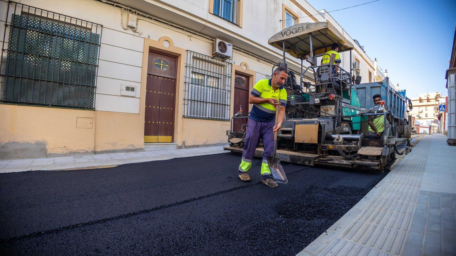 Trabajos de asfaltado en la calle Doctor Erostarbe, en San Fernando