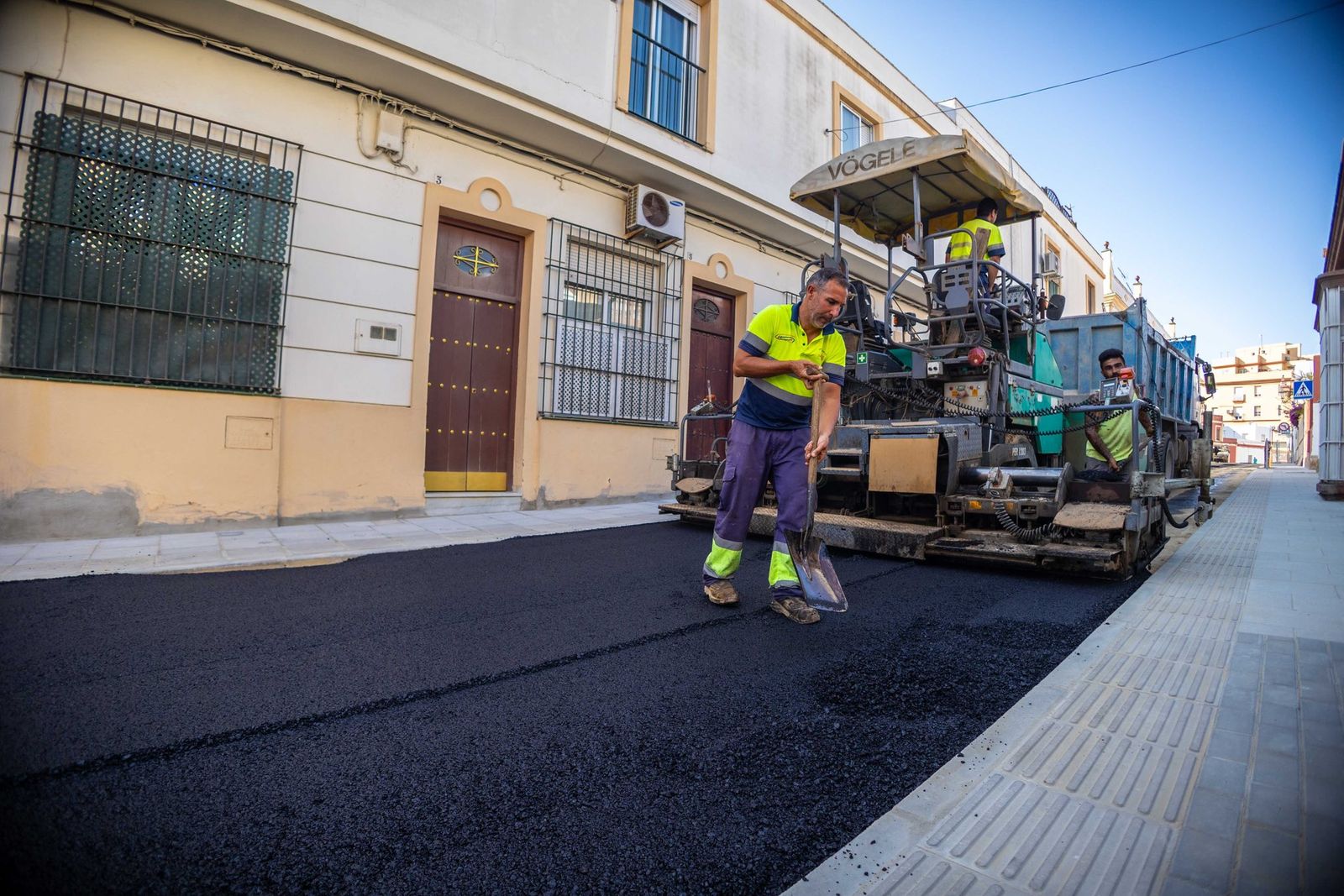 Trabajos de asfaltado en la calle Doctor Erostarbe, en San Fernando