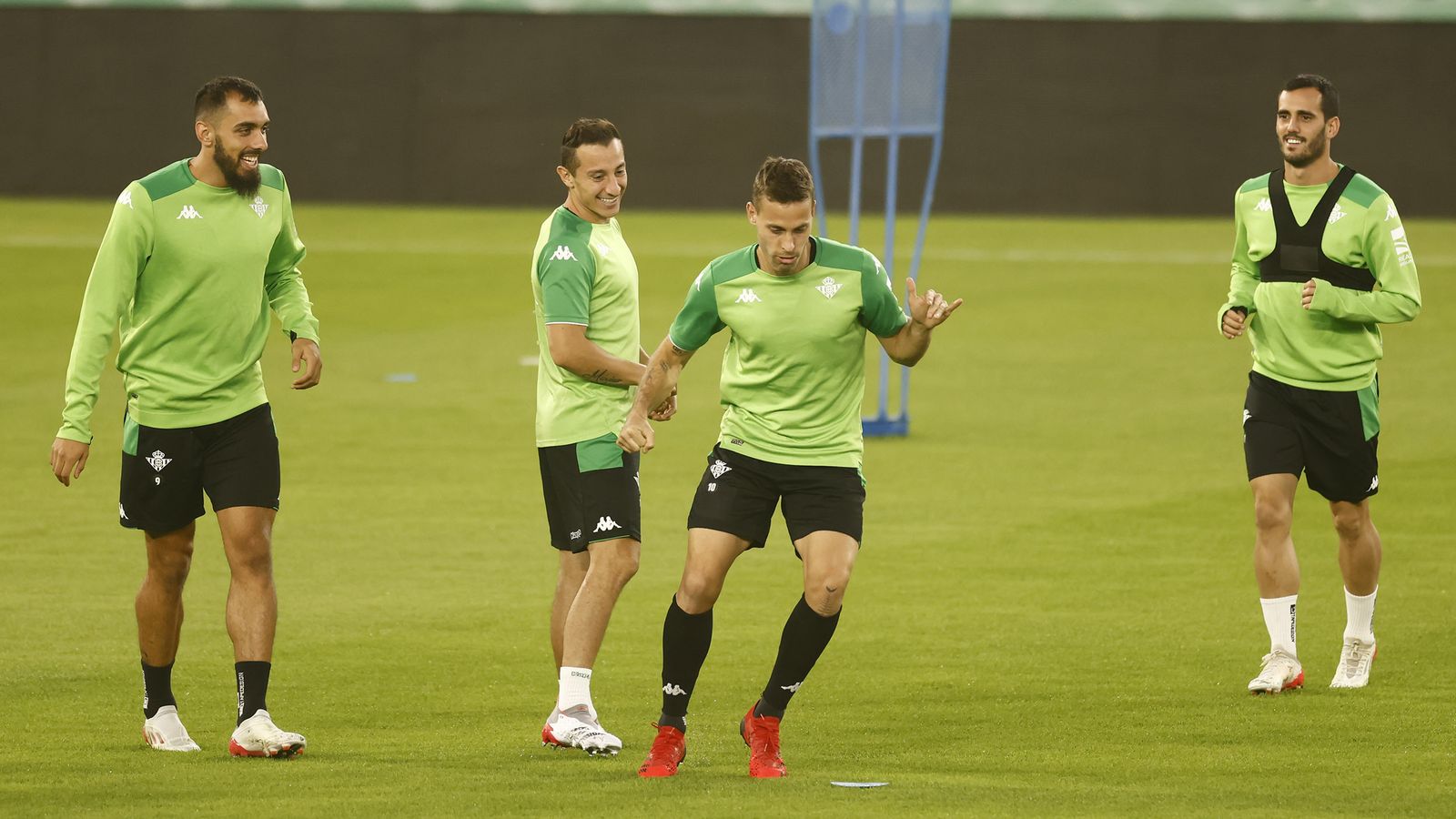 Sergio Canales realiza un ejercicio ante la mirada de Borja, Guardado y Juanmi.