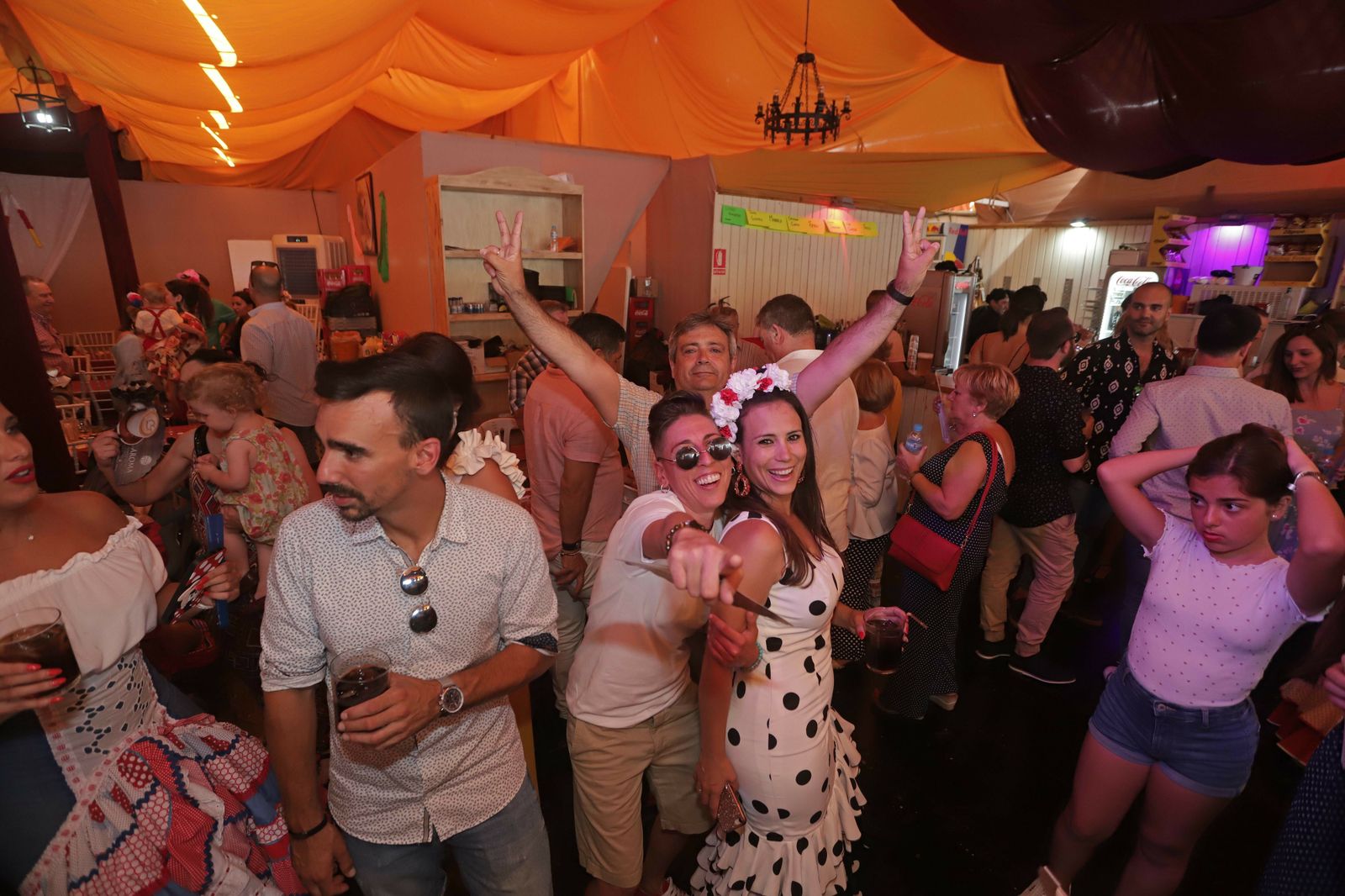 Ambiente en una de las casetas de la Feria de Algeciras.
