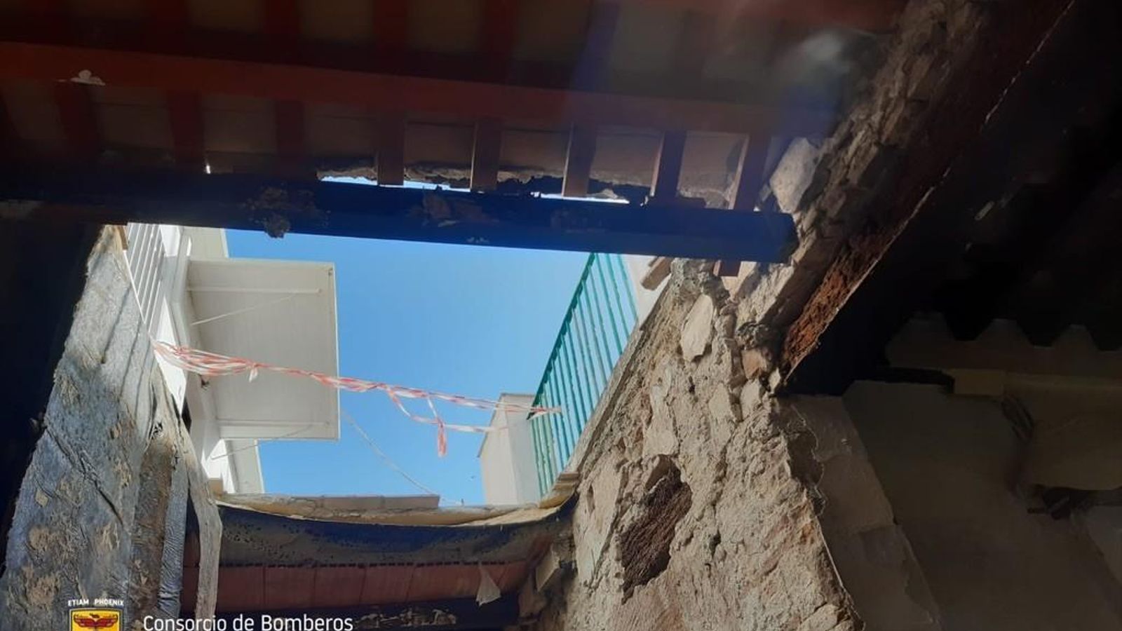 El techo desplomado y la zona que dejó al descubierto. El techo desplomado y la zona que dejó al descubierto.