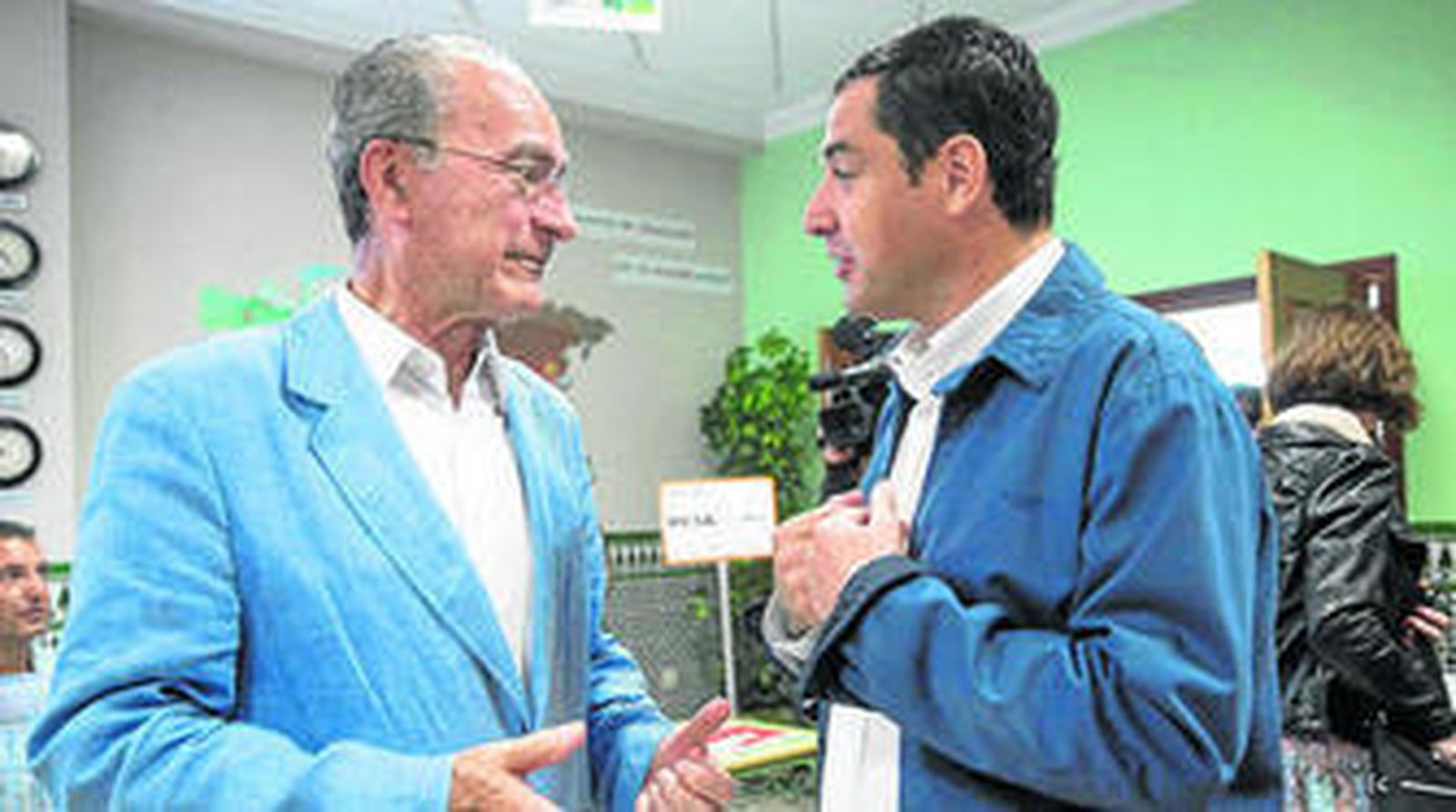 Moreno conversa ayer con Francisco de la Torre en un colegio electoral en Málaga.