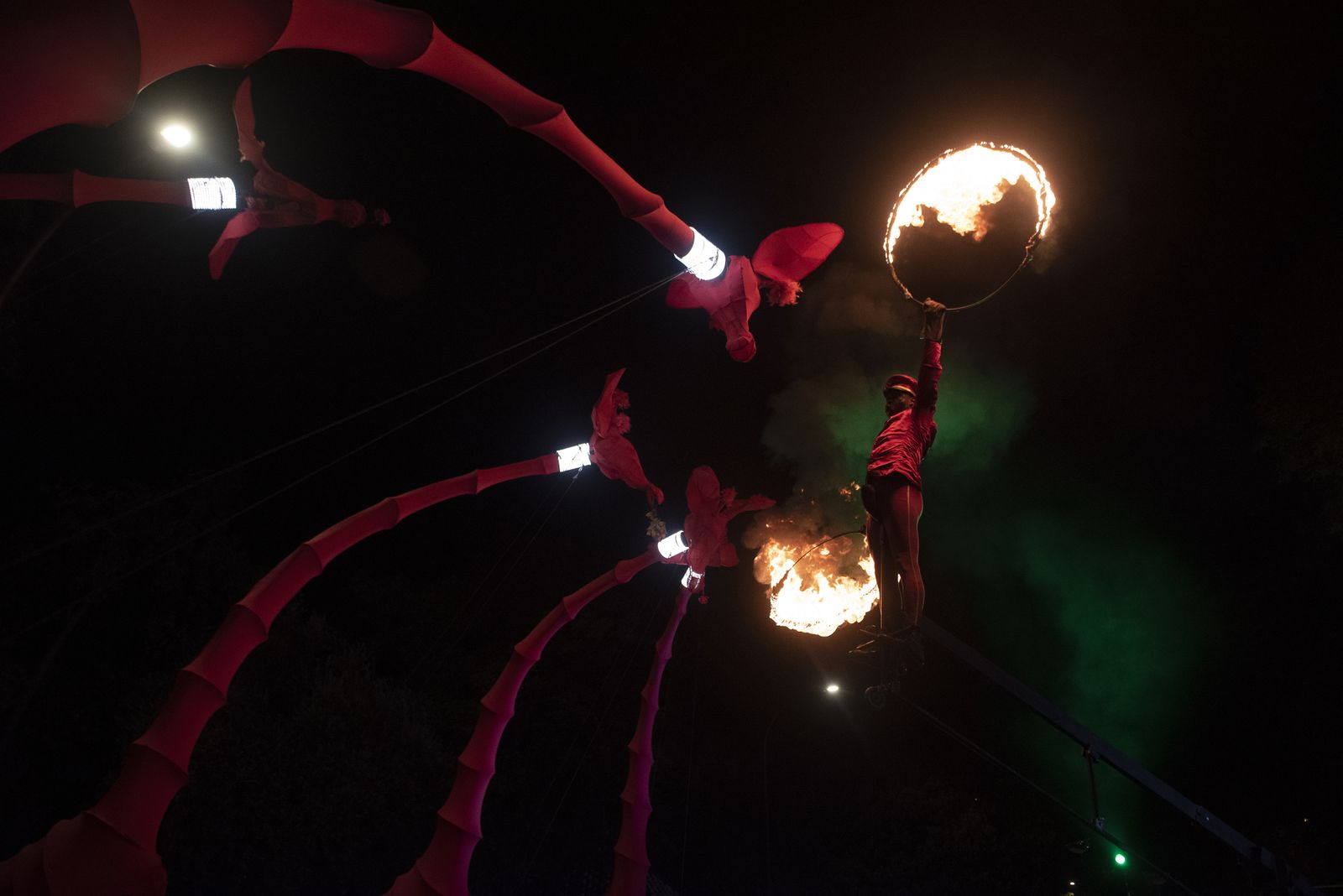 Las imágenes del pasacalles con marionetas gigantes de jirafas, por el Paseo de Colón