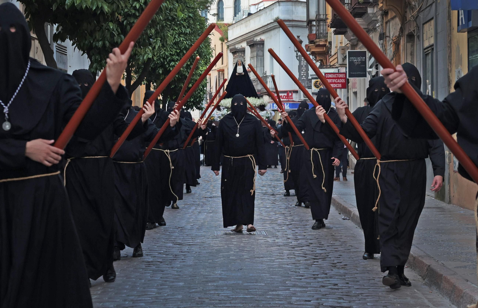 Imágenes de la Hermandad de Amor y Sacrificio en el Lunes Santo de Jerez 2025