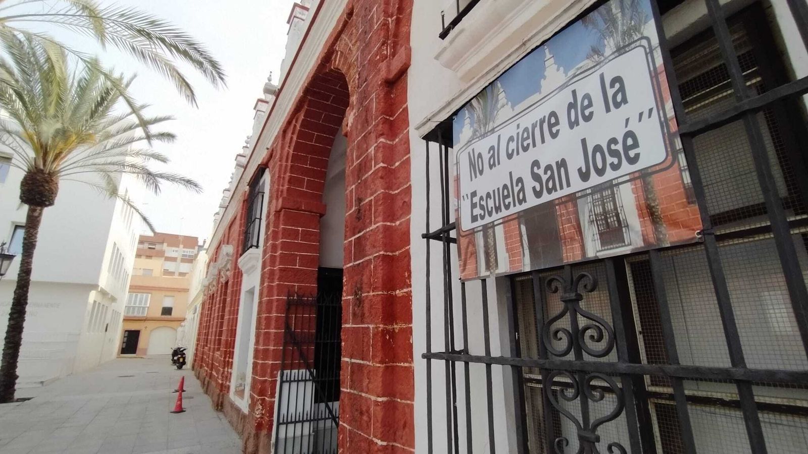 Acceso a la Escuela de San José, en San Fernando.