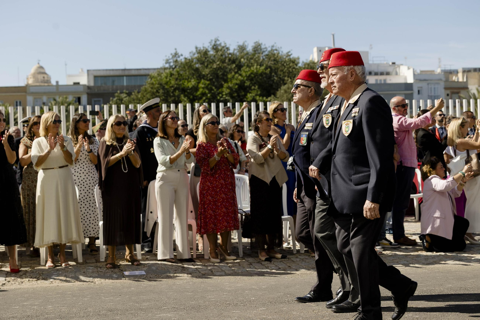 Las imágenes del día del veterano de las Fuerzas Armadas y Guardia Civil en Cádiz.