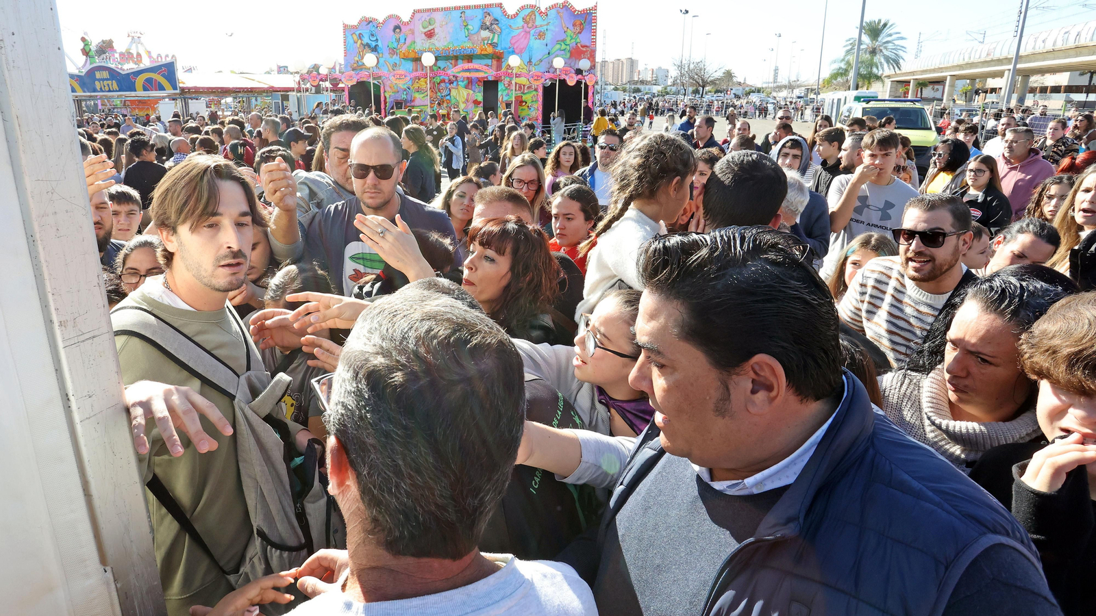 El parque de atracciones de Navidad junto a la Feria volvió a llenarse este sábado El parque de atracciones de Navidad junto a la Feria volvió a llenarse este sábado