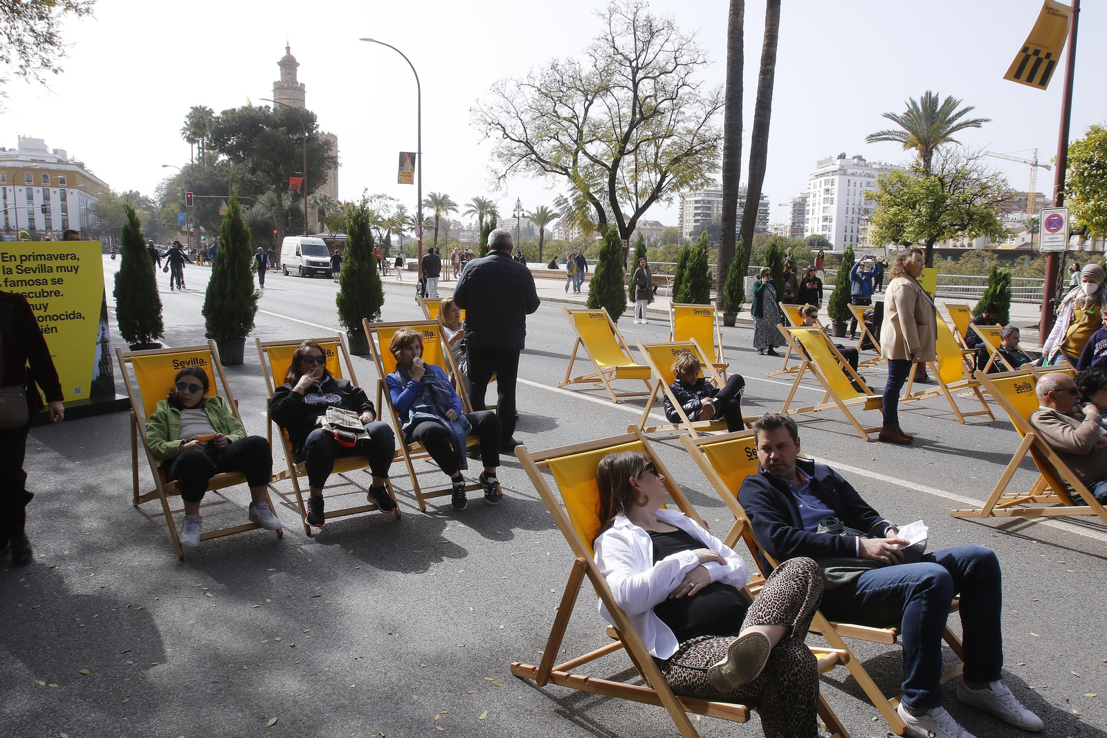 CORTE DEL PASEO COLON CON MERCADILLOS Y COLOCACION DE FLORES