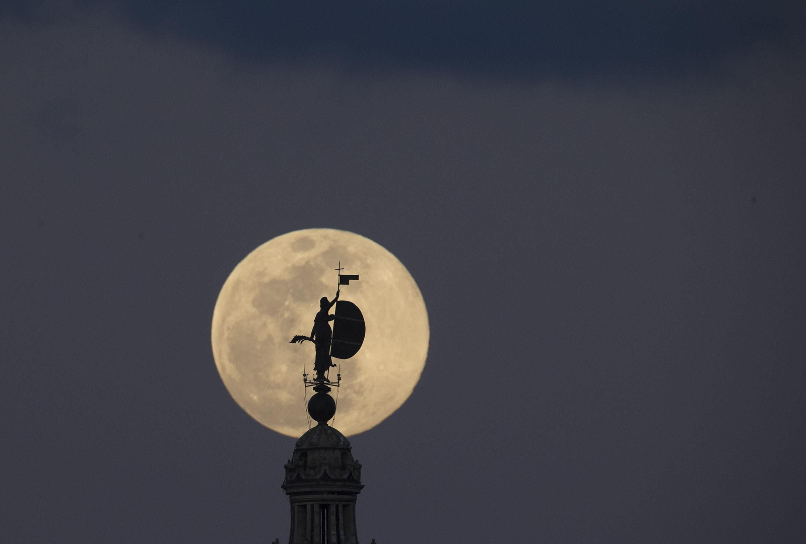 Las imágenes de la superluna de marzo en Sevilla