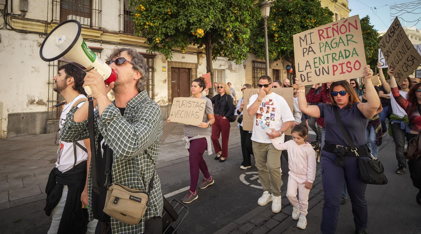 Imágenes de la numerosa participación en la manifestación 'Jerez por la Vivienda'