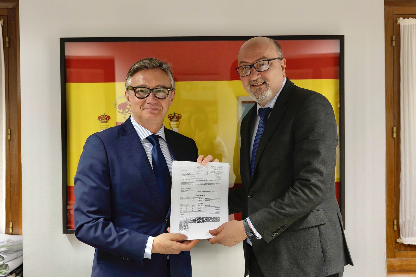 El portavoz del Grupo Parlamentario Vox en Andalucía, Manuel Gavira, y el presidente de Vox Granada, Ricardo López Olea