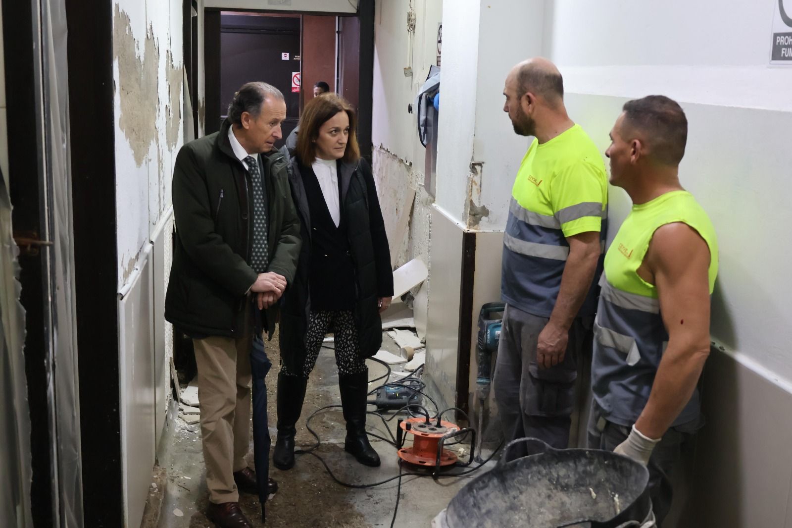 José María Román y Ana González, durante la visita a estas obras.