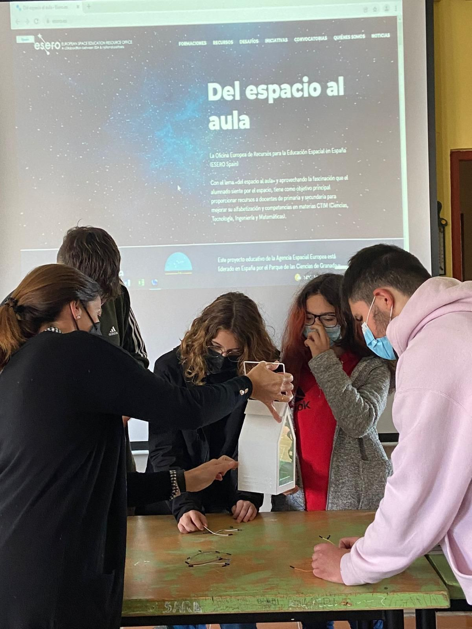 Estudiantes trabajando con la profesora Silvia González.
