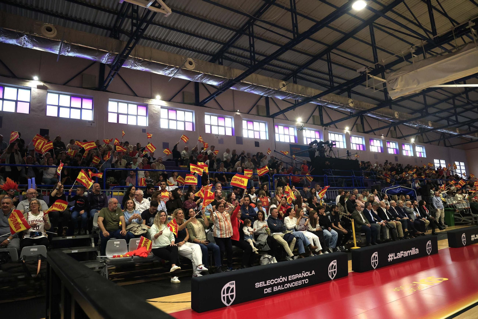 Fotos del partido y ambiente en el España-Francia del Torneo Internacional de Baloncesto Femenino en La Línea