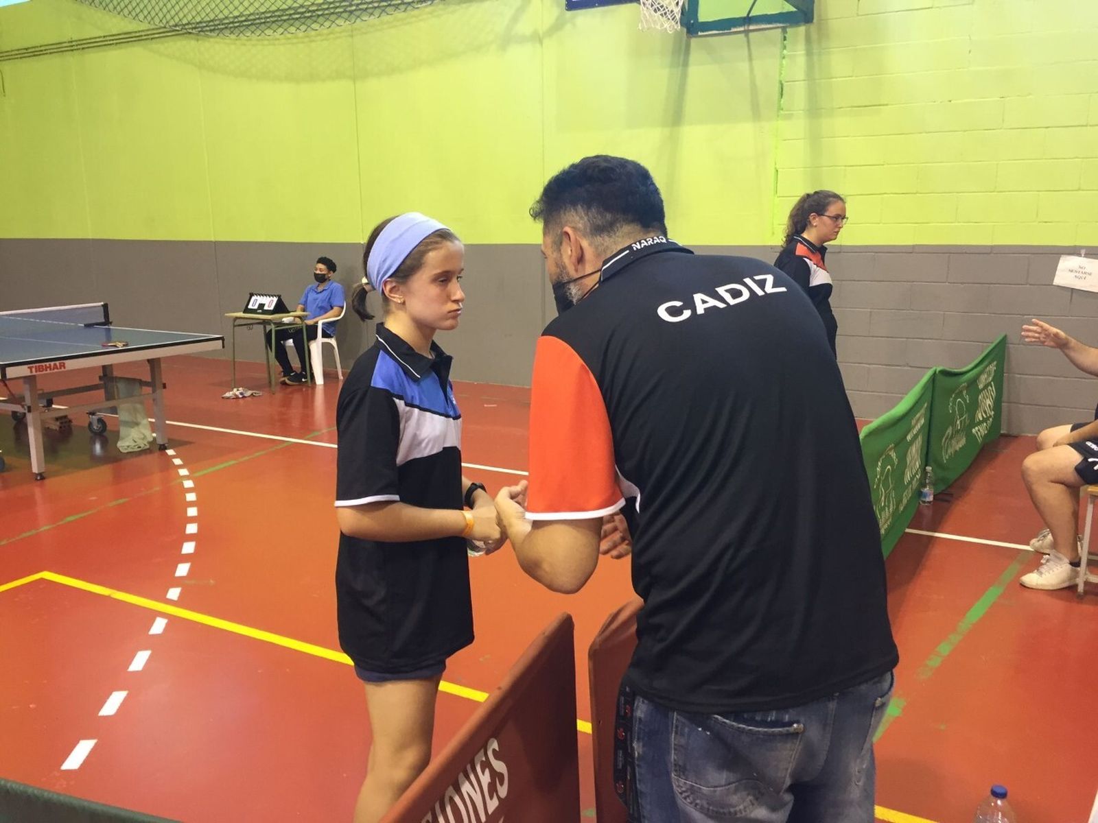 Claudia Reynaldo recibe instrucciones de uno de sus entrenadores.