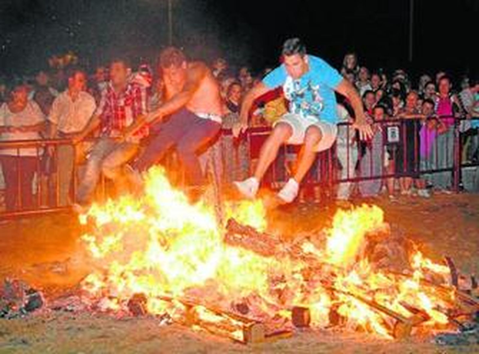 El tradicional salto de hogueras es una de las costumbres típicas de la noche de San Juan.