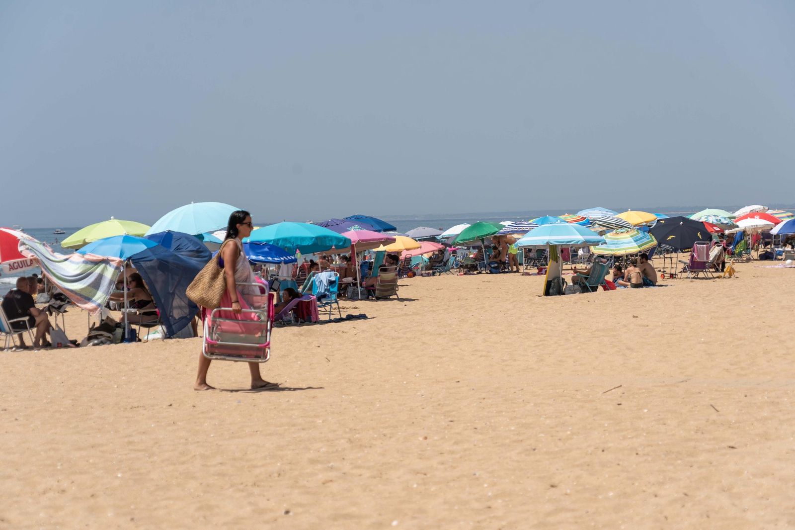 Imágenes de la mañana en las playas de Punta Umbría marcadas por la alerta roja