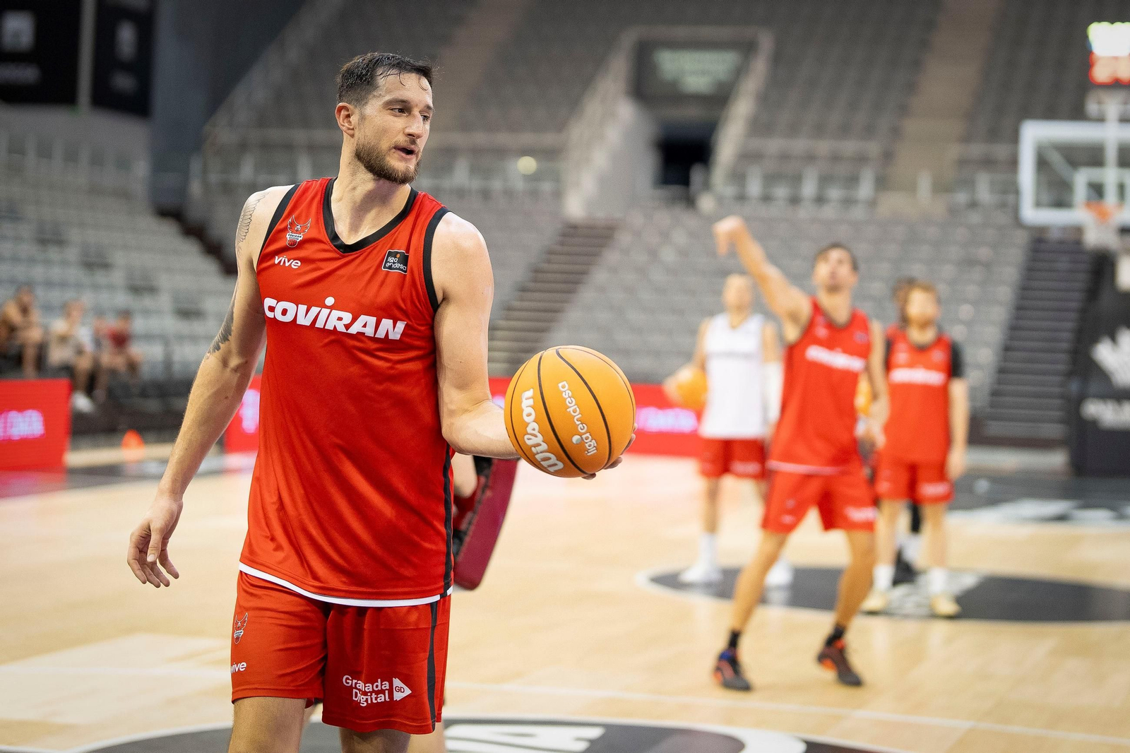 Las imágenes del entreno a puerta abierta del Covirán Granada en el Palacio