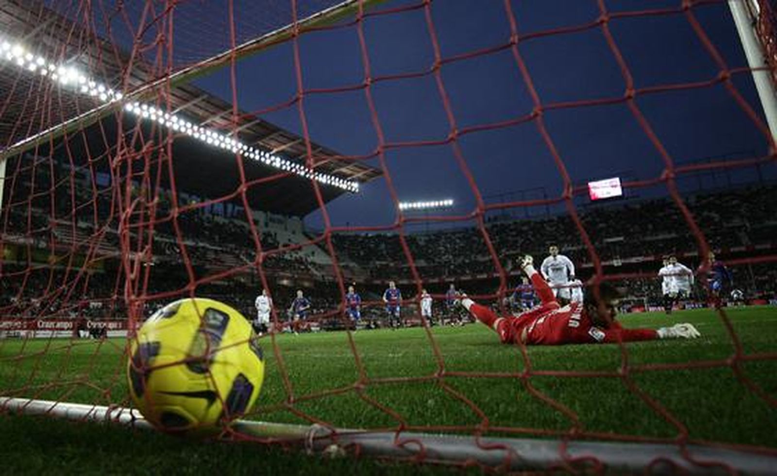 El portero del Levante abatido en el cuarto gol del Sevilla.

Foto: Antonio Pizarro