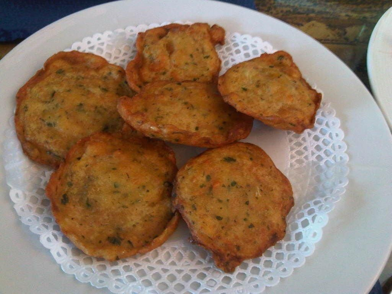 Un plato de tortillitas de camarones.
