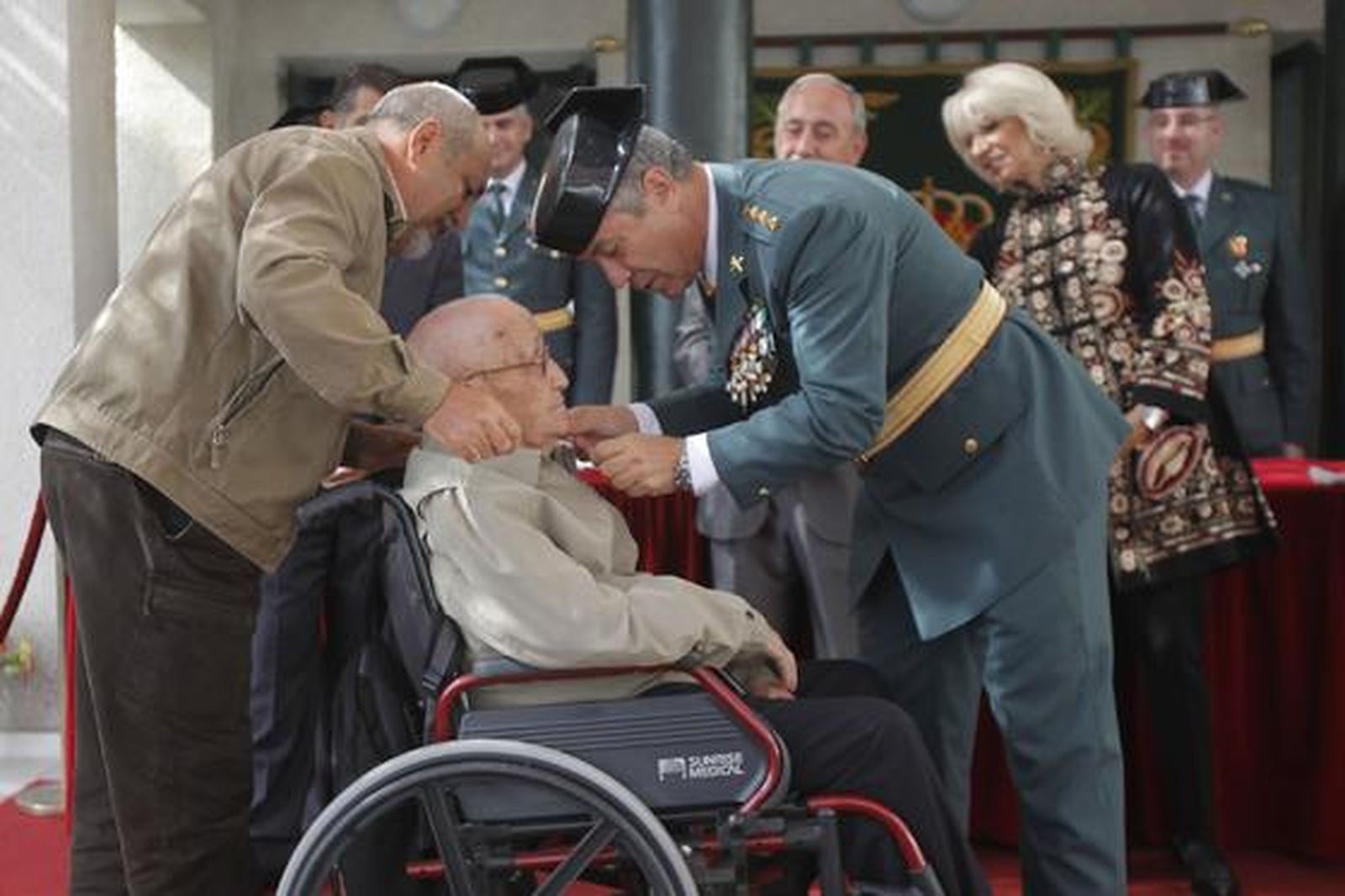 La Comandancia de la Guardia Civil de Cádiz celebra la festividad de su Patrona, la Virgen del Pilar.

Foto: Jesus Marin