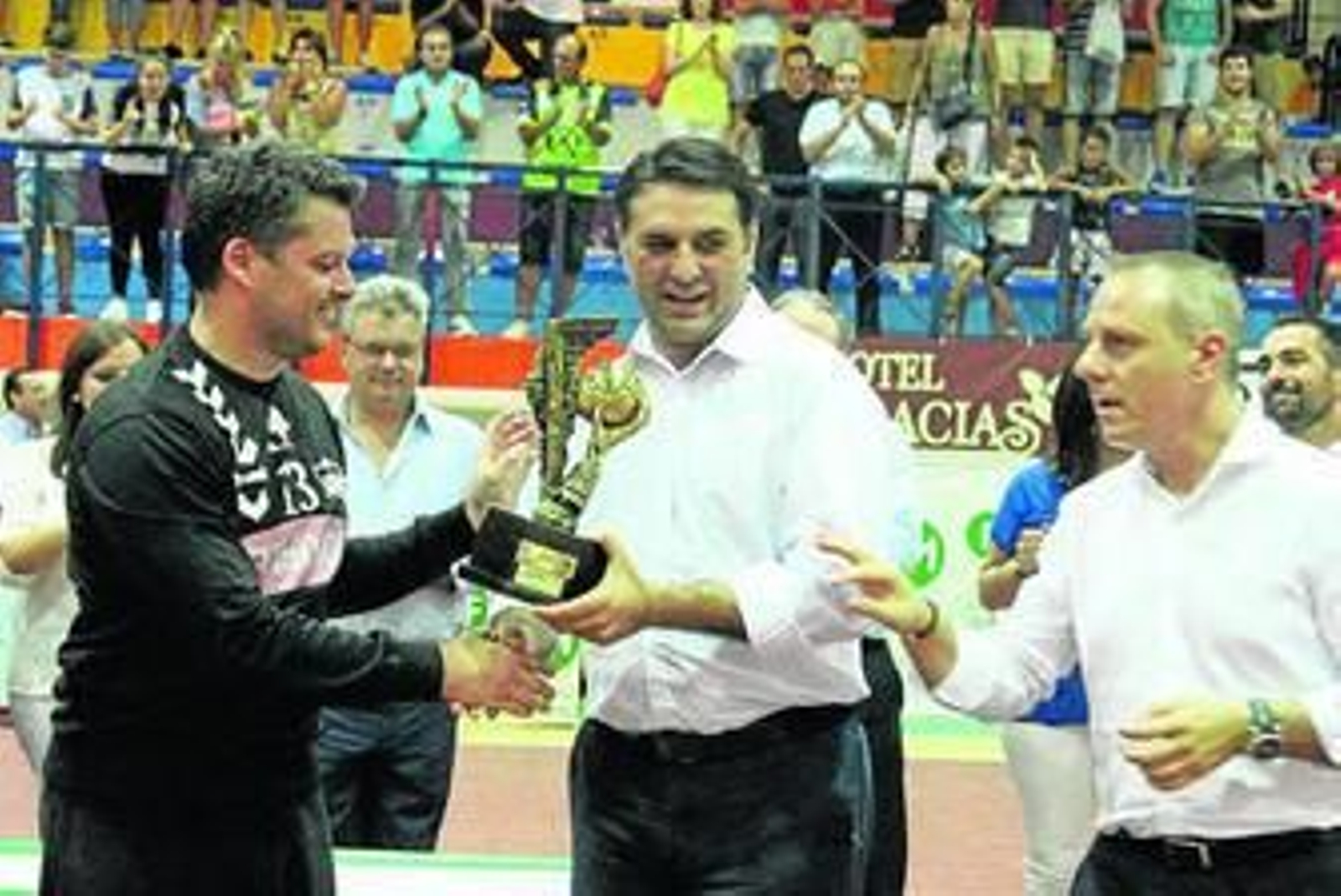Manu López, capitán del Ars, recoge el trofeo de campeón de la Copa de Andalucía.