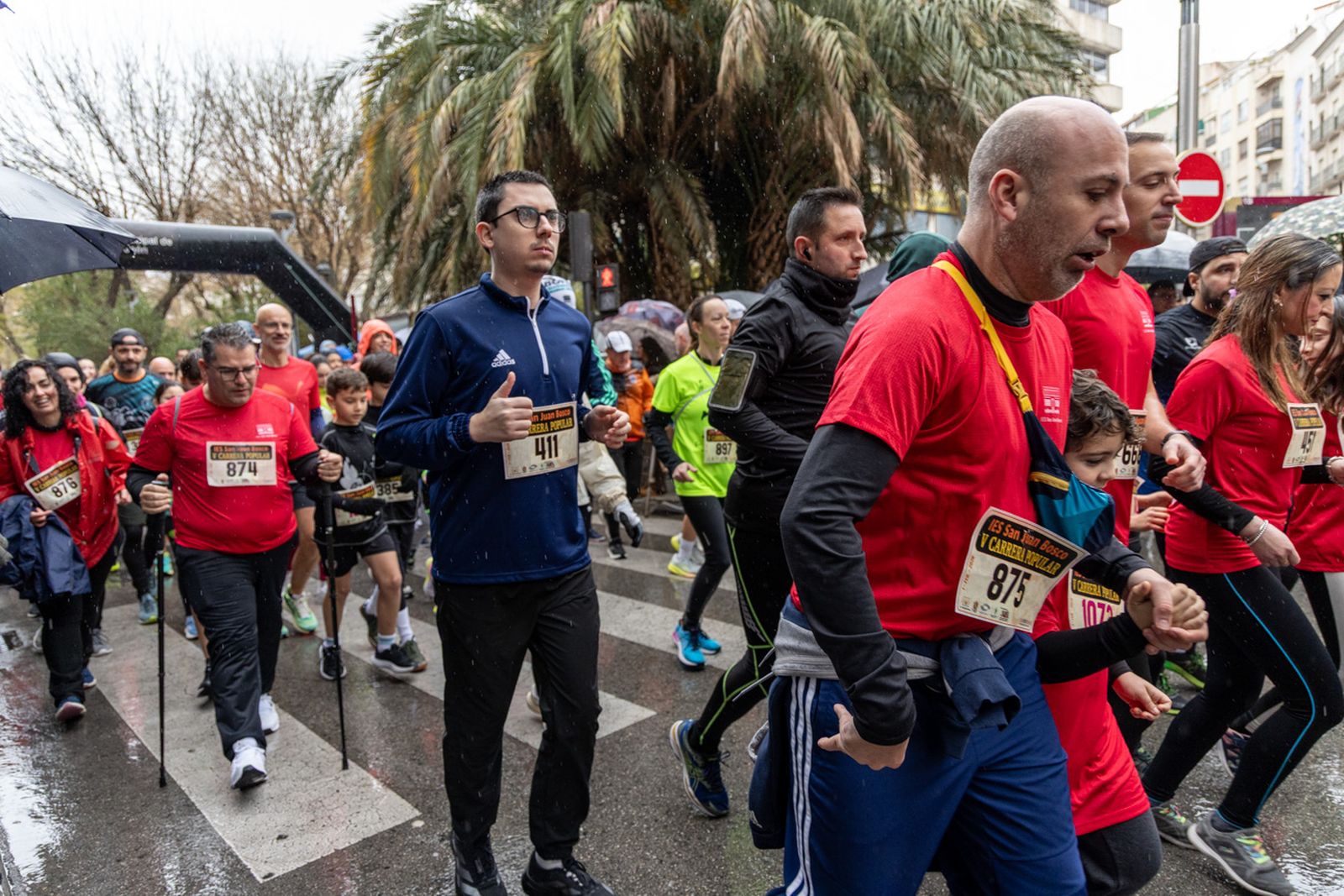 En imágenes: la lluvia no frena a más de un millar de corredores en la V Carrera Popular del IES San Juan Bosco (1)