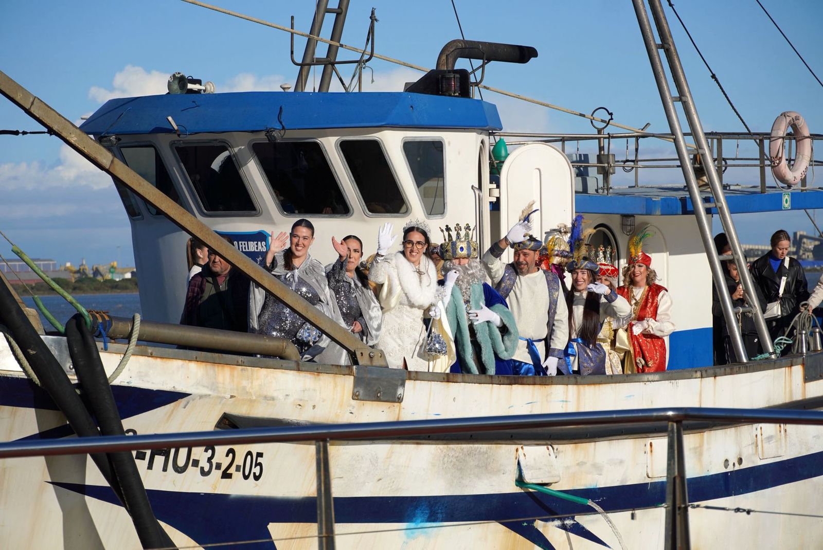 Los Reyes Magos a su llegada al muelle de las Canoas de Punta Umbría