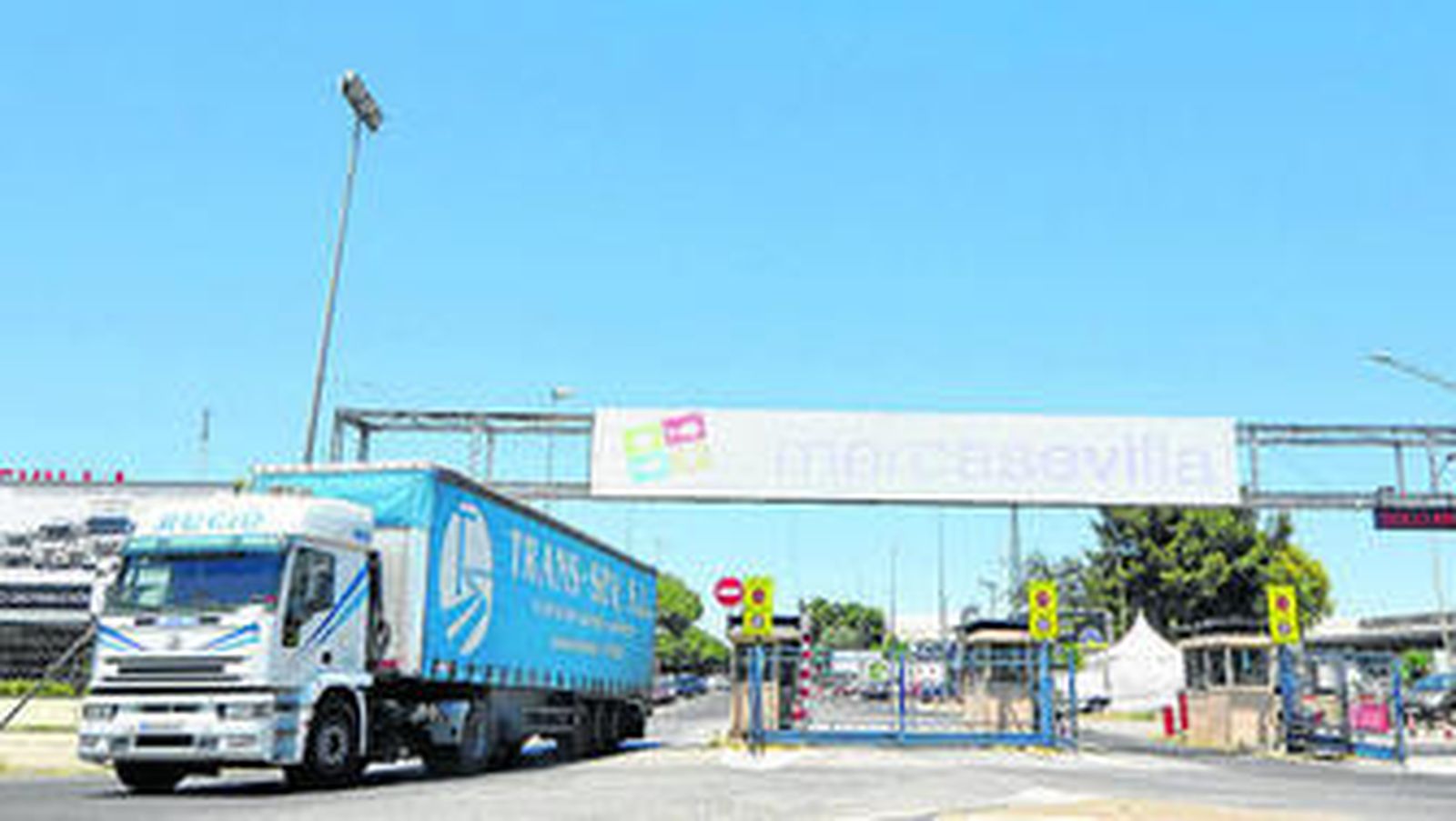 Un camión pasa por los accesos de Mercasevilla.