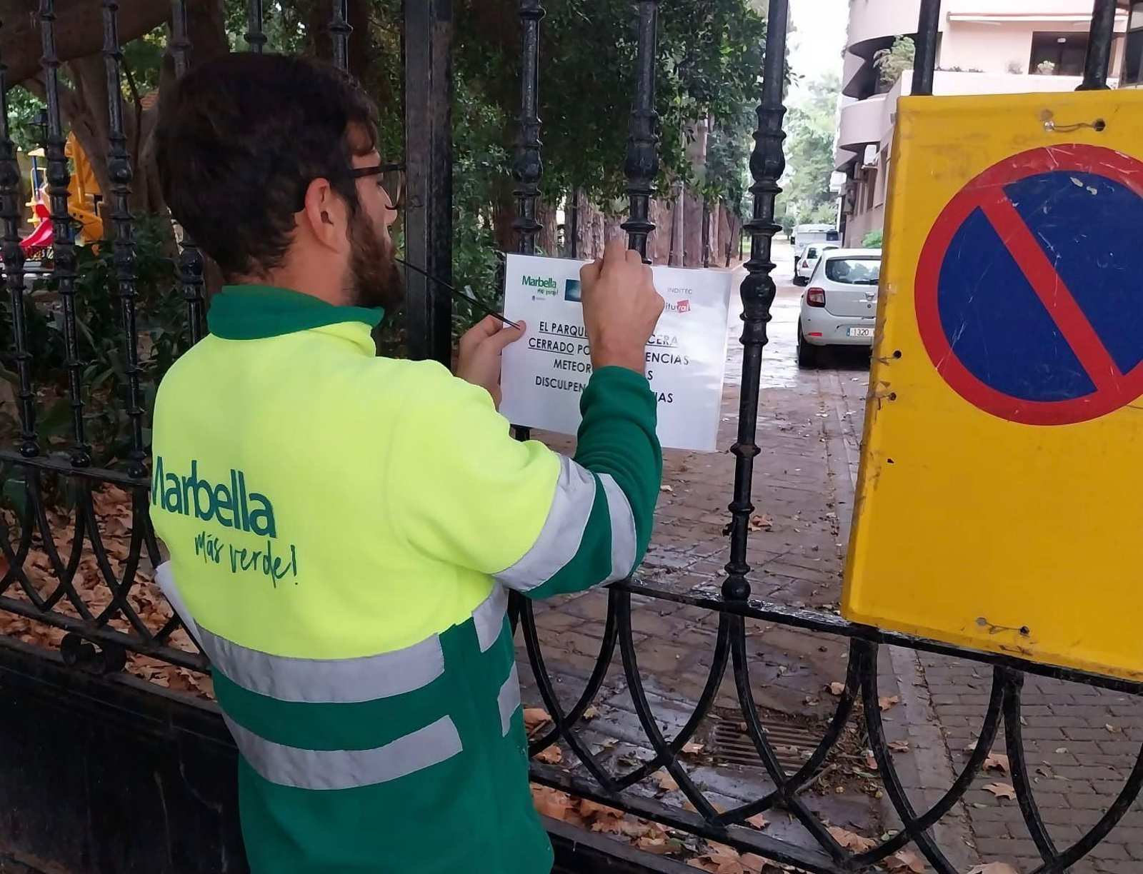 Un operario cierra uno de los parques.