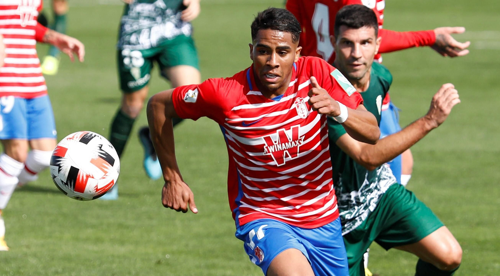 Willy persigue a Caio Emerson, del Recreativo Granada, en el duelo de la primera vuelta.