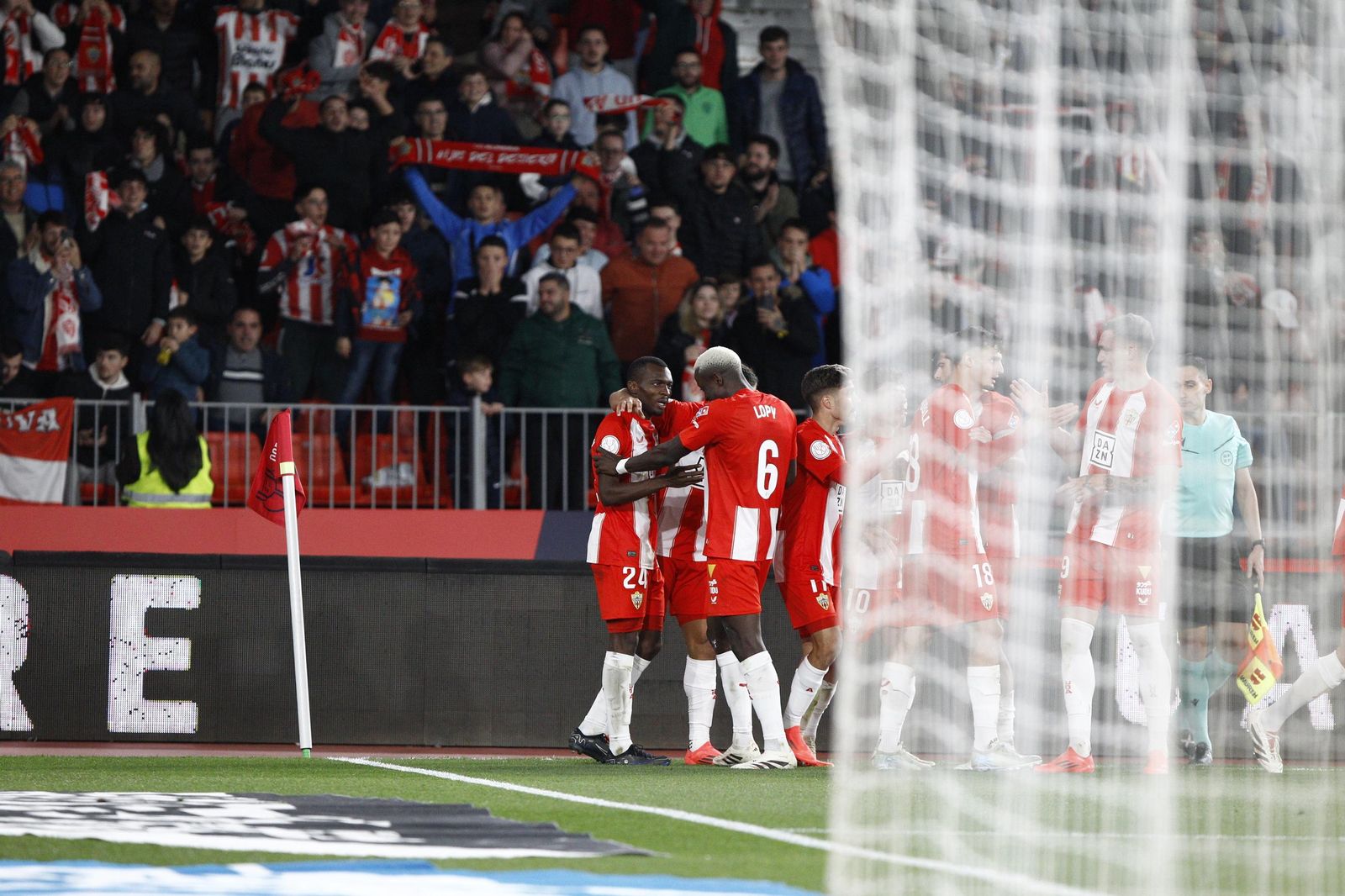 Los rojiblancos, al fondo, celebran uno de sus goles en la victoria frente al Sevilla del pasado sábado en Copa del Rey.
